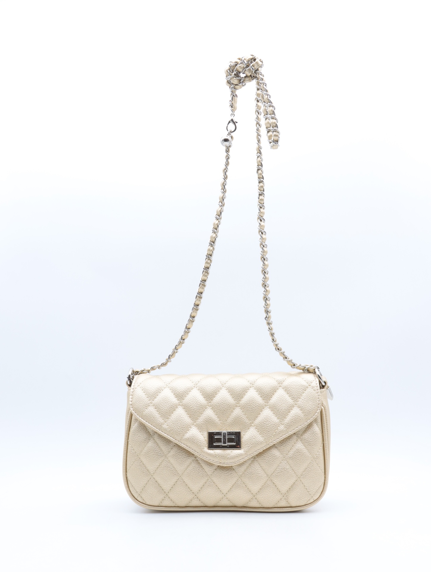 De Flora&Co crossbody F8567-OR is een stijlvolle tas uit de categorie CROSSBODY_BAGS. Ideaal voor dagelijks gebruik met een handig en compact formaat om al uw essentiële spullen te dragen. Draag hem over je schouder of kruislings voor een trendy en handsfree look. Perfect te combineren met zowel casual als elegante outfits.
Afmetingen:
Hoogte 14cm x breed 23cm x diep 6.5cm
