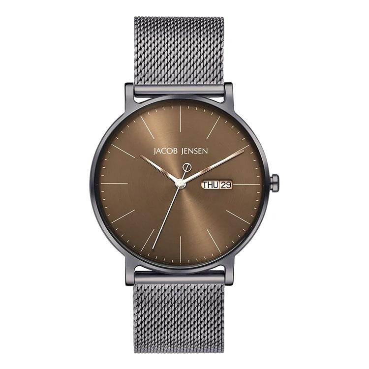 Dit Jacob Jensen horloge heeft een kast gemaakt van Titanium met een diameter van 40 mm en is voorzien van een metaal band. In de kast bevindt zich een Miyota kwaliteitsuurwerk en is afgewerkt met Saffierglas.

Het horloge is 5ATM. Dit betekent dat het horloge geschikt is om mee te douchen. Verder wordt het horloge geleverd met 2 jaar garantie.