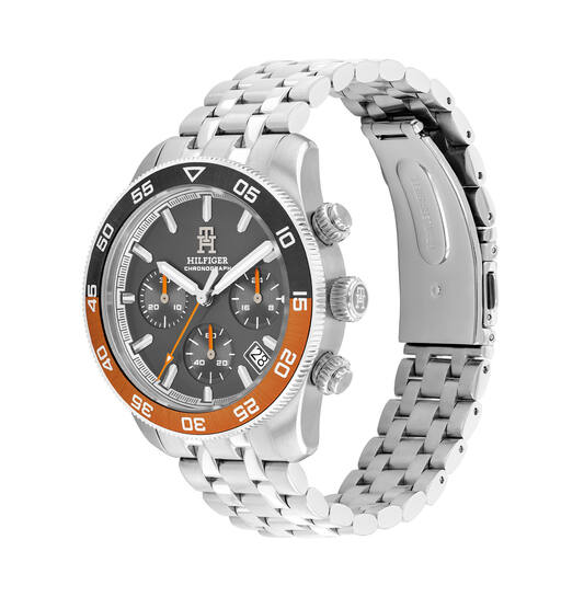 Tommy Hilfiger TH1792186 Horloge Heren Chrono 41mm
Dit specifieke horloge van Tommy Hilfiger uit de TH85 serie met artikelnr: TH1792186 is een stoer herenhorloge die niet in je collectie mag ontbreken. Het herenhorloge heeft een ronde stalen kast met een oranje/grijze aluminium bezel en een grijze wijzerplaat met chronograaf en datum. Aan de kast zit een stalen schakelband met vouwsluiting. Het horloge heeft een mineraalglas, een afmeting van 41mm en is 5ATM.  

Het merk:
Sinds de lancering van het merk in 1985 is Tommy Hilfiger wereldwijd bekend geworden als pionier van de klassieke Amerikaanse coole stijl. Geïnspireerd door de iconische popcultuur en het Amerikaanse erfgoed. De dames en herencollectie van dit seizoen bestaan uit minimalistische silhouetten en rustieke lederen details. De herenhorlogecollectie biedt iconische uurwerken met roestvrijstalen, lederen en siliconen banden.

Specificaties:
- Mineraalglas
- Ronde kast 41mm
- Stalen horlogekast
- Grijze wijzerplaat
- Stalen horlogeband 
- 5ATM
- Chronograaf