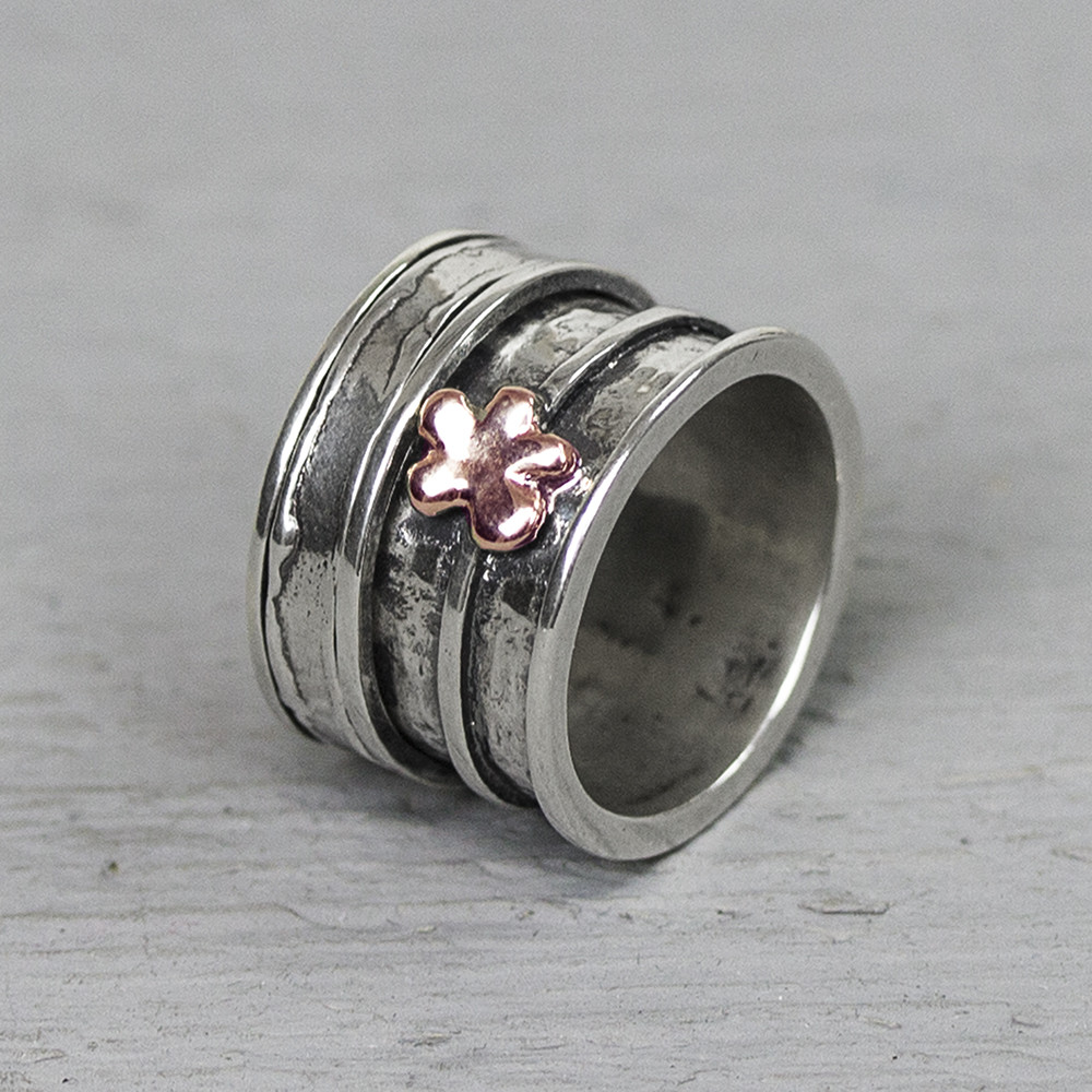 RIng gemaakt van 925 sterling zilver en geoxideerd zilver. Op de bovenkant van de ring zit een bloemetje gemaakt van 9 karaat rose goud. De glans van 925 sterling zilver maakt het een gewild edelmetaal voor de vervaardiging van sieraden. Het bestaat uit 92,5% puur zilver en 7,5% koper. Puur zilver is een zacht en buigzaam materiaal, het koper in 925 sterling zilver zorgt voor de stevigheid. De sieraden van Jeh Jewels zijn nikkel vrij. De term karaat geeft aan hoeveel puur goud er in een sieraad verwerkt zit. Hoe hoger deze waarde, hoe meer goud. In dit sieraad zit 9 karaat goud, dit staat gelijk aan 33,75% puur goud.