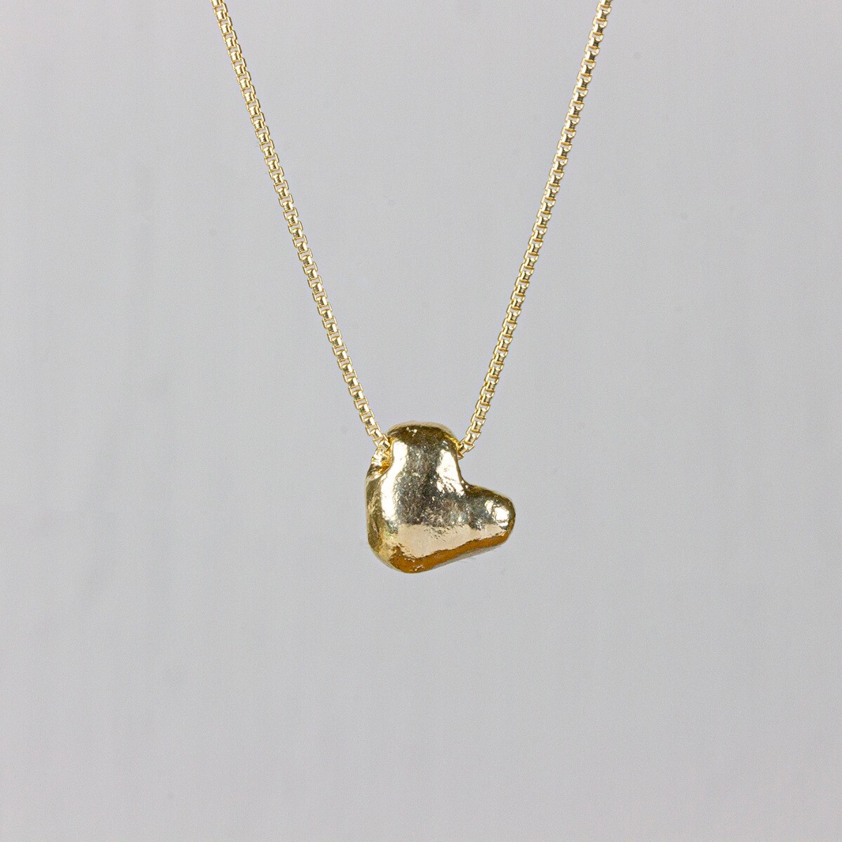 Collier van de najaarscollectie 2022 van Jeh Jewels met zilver verguld hartje. Dit vergulde collier is voor mensen met een hart van goud. Het vergulde kettinkje en het vergulde hartje matchen perfect bij elkaar. Draag deze ketting los of combineer 'm met een andere ketting. Vergulden is het bedekken van een voorwerp met een laagje goud. Dit artikel is door een goudbad gehaald wat ervoor zorgt dat het zilver volledig bedekt wordt met een laagje goud. Resultaat een mooie glanzende afwerking met een laagje echt goud wat ook wel silverplated of goldplated wordt genoemd.