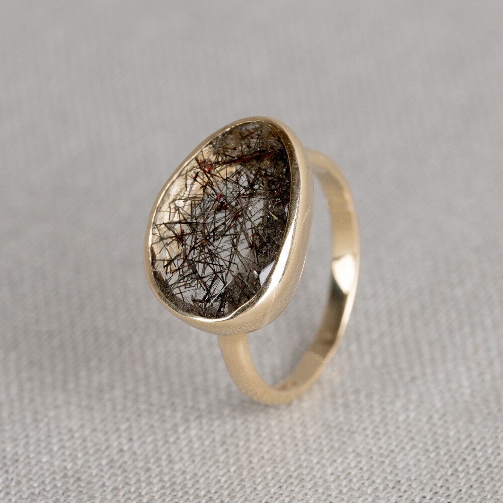Ring gemaakt van 14 karaat goud in combinatie met de edelsteen Black Rutiel. Combineer deze ring met de andere gouden sieraden uit de Rocky-lijn.