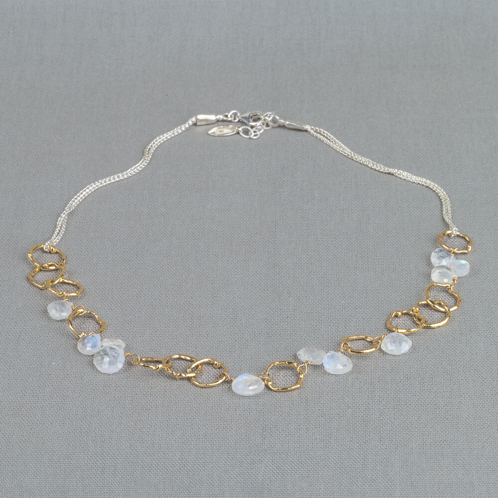Collier gemaakt van 925 sterling zilver in combinatie met zilver vergulde cirkels en de edelsteen Regenboog Maansteen. Regenboog Maansteen heeft een sterke connectie met de maan en vrouwelijke energie. Combineer met een mooie armband, ring en een paar oorsieraden voor een complete look!