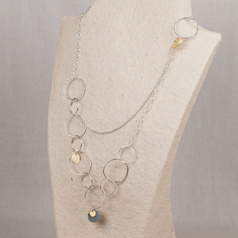 Collier gemaakt van 925 sterling zilver met geoxideerde en zilver vergulde muntjes. Dit collier heeft geen sluiting. Hij moet over het hoofd omgedaan worden. De lengte is van boven tot beneden gemeten. Combineer dit collier met een mooie ring, een paar oorbellen en een armband voor een complete look!