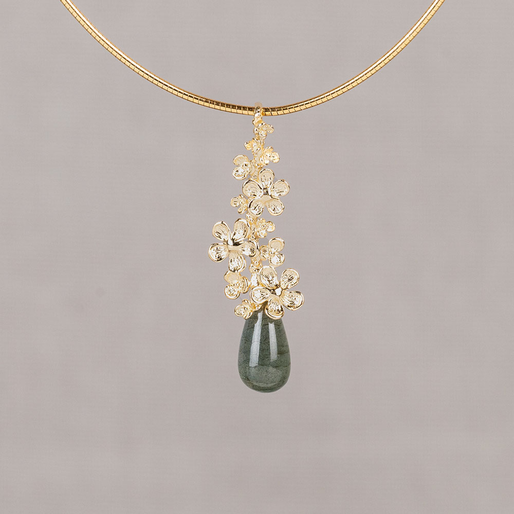 Hanger gemaakt van 14 karaat goud in combinatie met de edelsteen Labradoriet. Deze hanger kan perfect gecombineerd worden met de andere sieraden uit de Blossom-lijn.