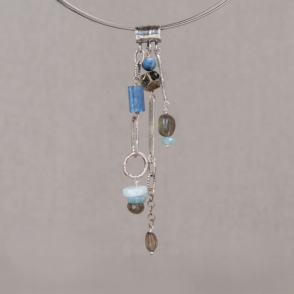 Hanger gemaakt van 925 geoxideerd sterling zilver in combinatie met de edelstenen Kyaniet, Aquamarijn, Labradoriet en Pyriet. Draag deze hanger aan een mooie spang en ga voor een complete look!