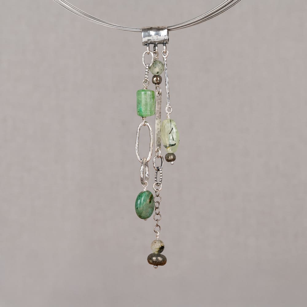 Hanger gemaakt van 925 geoxideerd sterling zilver in combinatie met de edelstenen groene Kyaniet en Pyriet. Draag deze hanger aan een mooie spang en ga voor een complete look!