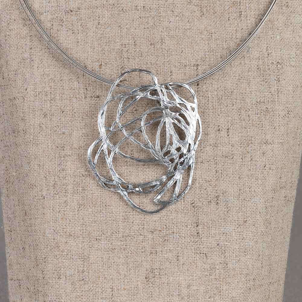 Hanger gemaakt van zilver oxy shiny in de vorm van een bloem. Draag deze hanger aan een mooie spang en combineer met een paar mooie oorbellen en een ring voor een complete look!