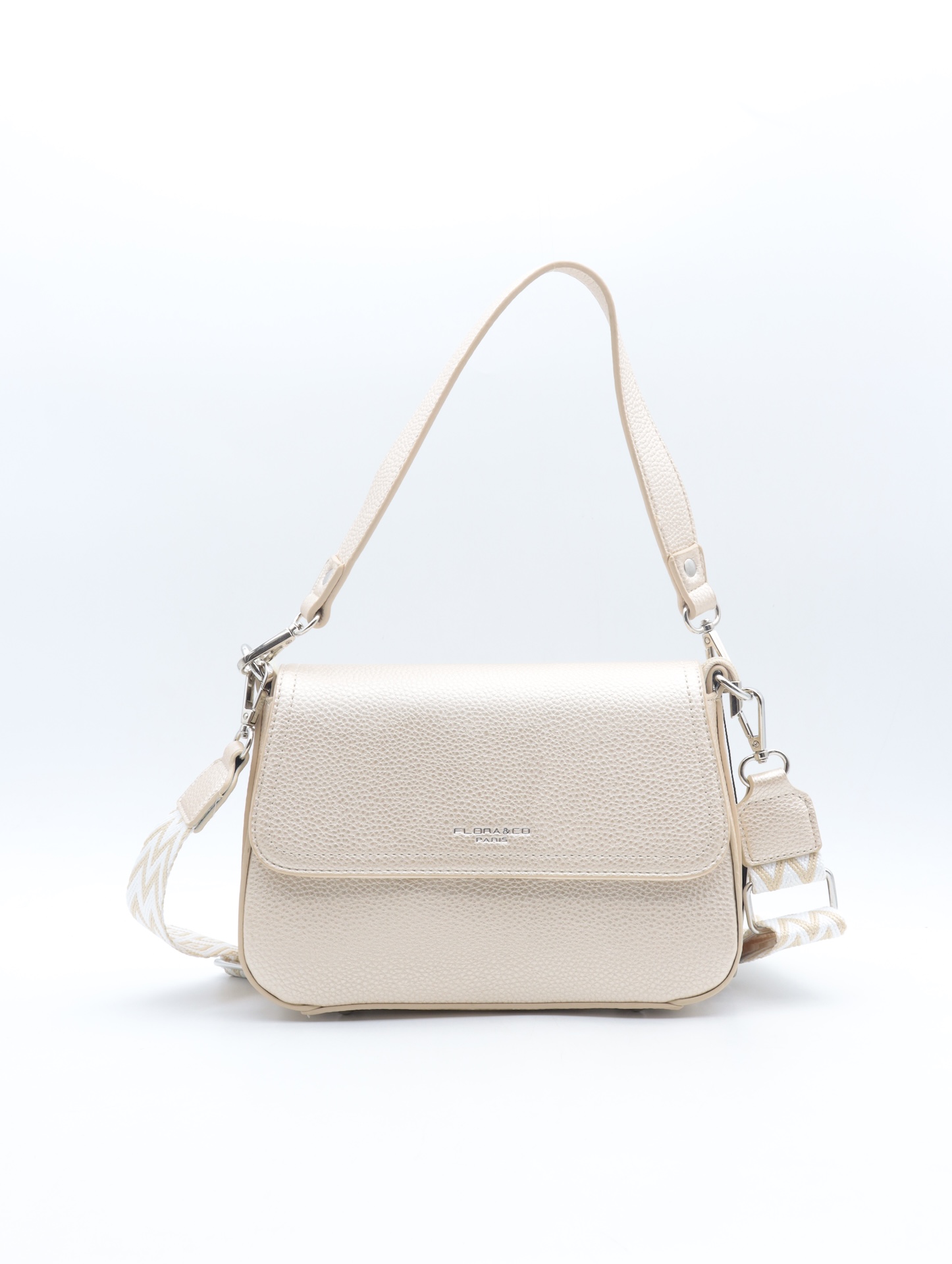 De Flora&Co crossbody tas model F6992-Ivoire is een stijlvolle en veelzijdige toevoeging aan je collectie. Deze crossbody tas past perfect bij elke outfit en biedt praktische opbergruimte voor je dagelijkse benodigdheden. Draag hem schuin over je lichaam voor optimale bewegingsvrijheid en comfort. Perfect voor zowel casual als formele gelegenheden!

Hoogte 16cm x breed 24cm x diep 8cm