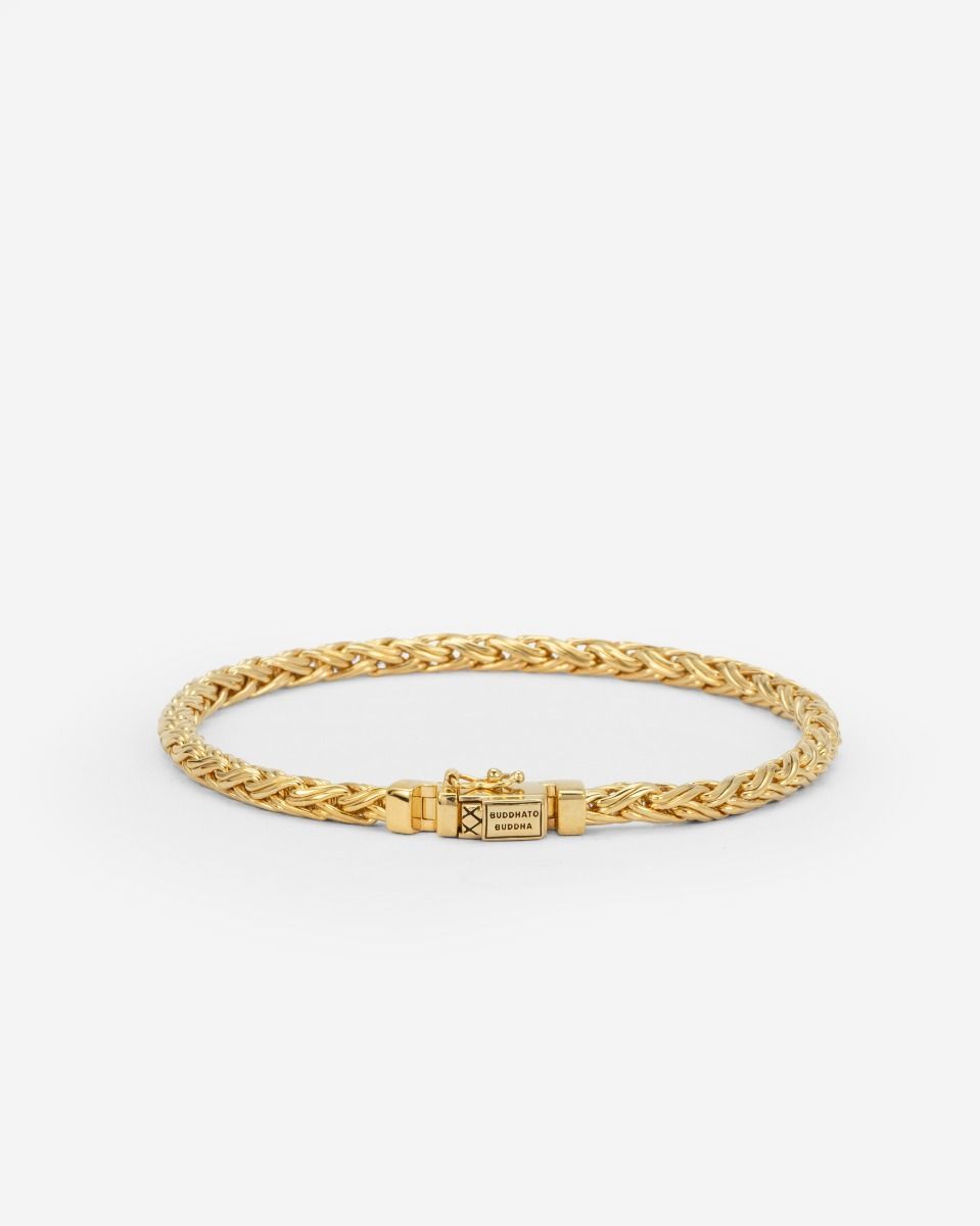 J175GV D - Katja Mini Armband Goud Vermeil
De Katja Mini Armband is gebaseerd op een traditionele Balinese weeftechniek en met de hand gemaakt door gepassioneerde ambachtslieden. Het is een meesterwerk dat puur vakmanschap laat zien. Deze armband, met zijn fijne schakels en gedetailleerde afwerking, is een ode aan de kunst van het verfijnde smeden. Ontworpen in Amsterdam en handgemaakt in Zuid-Oost Azië van gerecycled zilver met een premium gold plating (3.0 micron dik). De plating is gemiddeld 5 maal dikker dan reguliere gold plated items. Deze armband is niet alleen een statement van stijl, maar ook van duurzaamheid en kwaliteit. Draag het als een symbool van jouw eigen unieke pad en de onvergetelijke momenten en mijlpalen die je al hebt behaald in je leven.