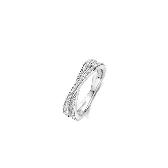 Deze TI SENTO pavé zilverkleurige ring 12373ZI combineert minimalistische verfijning met eigentijdse allure. Vervaardigd uit hoogwaardig 925 zilver, heeft dit elegante stuk twee slanke banden die zich sierlijk in een crossover-ontwerp verstrengelen—een symbool van verbinding, eenheid en moderne elegantie. Beide banden zijn gezet met pavé zirkonia's, wat een schitterend lichtspel vanuit elke hoek creëert. De delicate glinstering van elke steen voegt een laag subtiele glamour toe, terwijl de vloeiende crossover-silhouet een gevoel van beweging en harmonie aan het ontwerp geeft. Nikkelvrij en hypoallergeen, het belooft comfort zonder in te boeten aan stijl. Een delicate twist op klassiek design, het is een stuk dat spreekt van elegantie, verbinding en blijvende verfijning—gemaakt om je hand met stille zelfverzekerdheid te sieren.