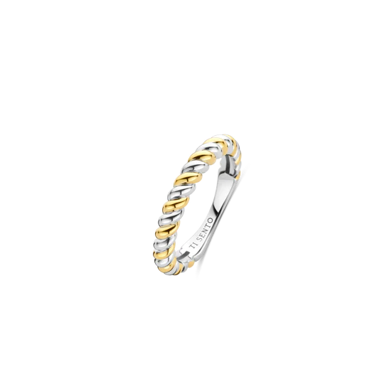 12378SY is een moderne klassieker geïnspireerd door vintage kunst. Dit verfijnde sieraad, vervaardigd uit 925 sterling zilver en verguld, heeft een ingewikkeld ontwerp van verstrengelde banden, wat een betoverende gedraaide structuur creëert. Het samenspel van zilver- en goudkleurige plating roept de adembenemende tinten van zomerse zonsondergangen op, terwijl het gedurfde maar ingetogen ontwerp tijdloze verfijning belichaamt. Dit is een ring die trends overstijgt, een sieraad om jarenlang te koesteren. Met zorg vervaardigd voor de gevoelige huid, is deze nikkelvrije en hypoallergene ring ontworpen voor blijvend comfort en kwaliteit.