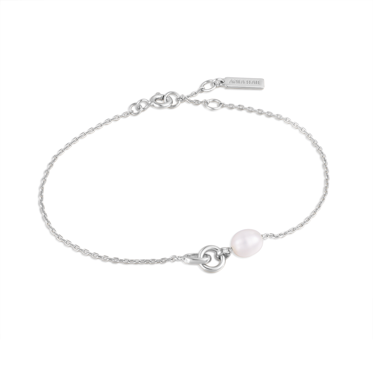 Deze prachtige schakelarmband van Ania Haie straalt om je pols! Een enkele parel is geplaatst op een delicate schakelarmband en wordt gecombineerd met een dik goudkleurig schakeldetail, perfect om solo te dragen of te combineren met je favoriete kettingen.

HET MERK
Geïnspireerd door de laatste fashion trends is Ania Haie het toonaangevende sieradenmerk voor hoogkwalitatieve maar ook betaalbare zilveren sieraden, zonder op de kwaliteit in te leveren. Iedere collectie is gebaseerd op de laatste catwalktrends, waardoor Ania Haie snel tot hét sieradenmerk voor stijlbewuste consumenten is verkozen. Elk sieraad wordt ontworpen om te combineren met andere sieraden waardoor je je eigen look kunt creëren. Maar ook zijn Ania Haie sieraden opvallend genoeg om op zichzelf te dragen. 

SPECIFICATIES
- Pearl Link Chain Bracelet
- Armband
- 925 zilver gerodineerd
- Lengte verstelbaar: 16,5 - 18,5cm
- AH B043-01H