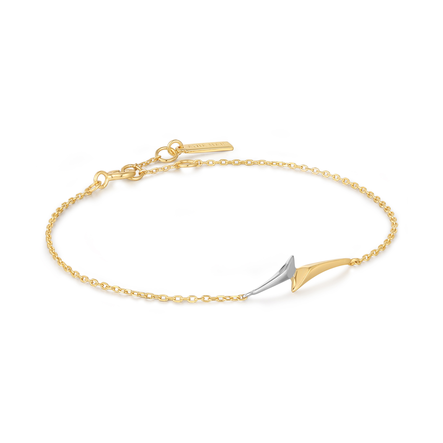 AH B049-01T Tough Love
Versier je pols met een vleugje tweekleurig, met deze prachtige zilveren armband met pijlmotief. Twee elegante pijlen in het midden van de armband geven een apart effect. De armband is verstelbaar d.m.v. tussenogen. Draag gewoon op zichzelf, of met meerdere armbanden van Ania Haie. 

HET MERK
GeÃ¯nspireerd door de laatste fashion trends is Ania Haie het toonaangevende sieradenmerk voor hoogkwalitatieve maar ook betaalbare zilveren sieraden, zonder op de kwaliteit in te leveren. Iedere collectie is gebaseerd op de laatste catwalktrends, waardoor Ania Haie snel tot hÃ©t sieradenmerk voor stijlbewuste consumenten is verkozen. Elk sieraad wordt ontworpen om te combineren met andere sieraden waardoor je je eigen look kunt creÃ«ren. Maar ook zijn Ania Haie sieraden opvallend genoeg om op zichzelf te dragen. 

SPECIFICATIES
- Gold Arrow Chain Bracelet
- Armband
- 925 zilver met gold plating
- Lengte verstelbaar: 16,5 tot 18,5cm
- AH B049-01T