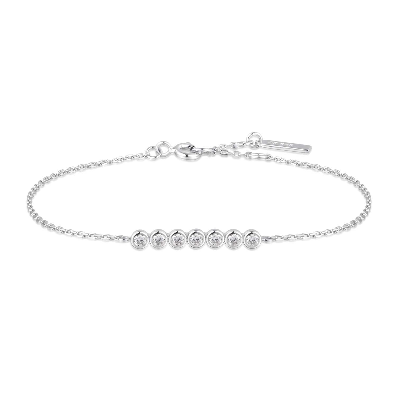 Omarm onze bezel armband van gerhodineerd sterlingzilver. Met een rij glinsterende zirkonia's kun je deze armband perfect stapelen voor een gelaagde look.

HET MERK
Geïnspireerd door de laatste fashion trends is Ania Haie het toonaangevende sieradenmerk voor hoogkwalitatieve maar ook betaalbare zilveren sieraden, zonder op de kwaliteit in te leveren. Iedere collectie is gebaseerd op de laatste catwalktrends, waardoor Ania Haie snel tot hét sieradenmerk voor stijlbewuste consumenten is verkozen. Elk sieraad wordt ontworpen om te combineren met andere sieraden waardoor je je eigen look kunt creëren. Maar ook zijn Ania Haie sieraden opvallend genoeg om op zichzelf te dragen.

SPECIFICATIES
- Ania Haie
- Armband
- 925 zilver met gold/ rhodium plating
- Lengte 18,5cm
- AH B058-02H