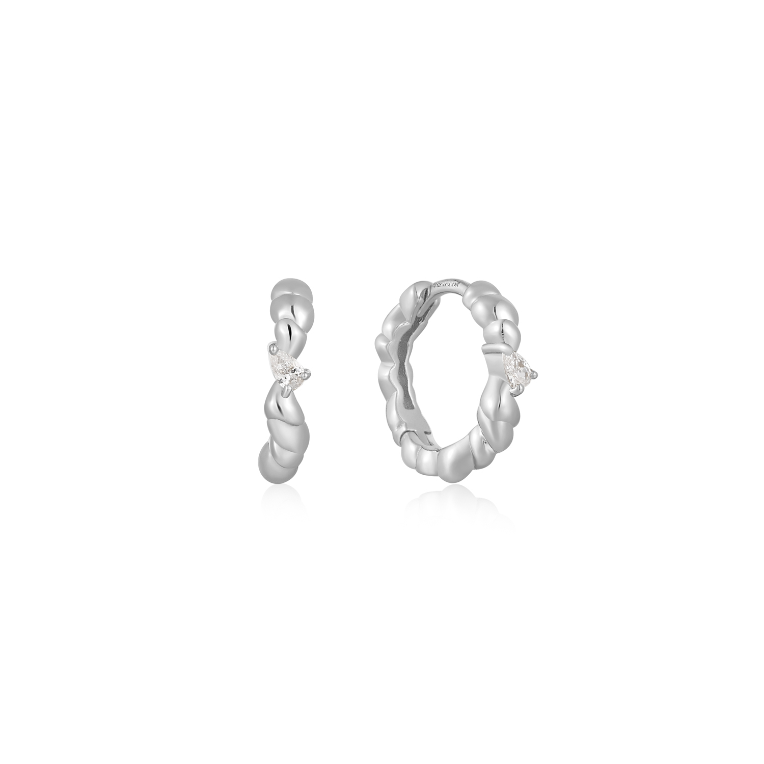 AH E050-01H Taking Shape
Deze oorringen zijn gemaakt van zilver en hebben een rij dikke wendingen en een enkele zirkonia voor precies de juiste hoeveelheid sprankeling. Super veelzijdig en super chique. De perfecte aanvulling op je garderobe voor het nieuwe seizoen. Draag gewoon op zichzelf, of combineer met meerdere andere sieraden van Ania Haie. 

HET MERK
GeÃ¯nspireerd door de laatste fashion trends is Ania Haie het toonaangevende sieradenmerk voor hoogkwalitatieve maar ook betaalbare zilveren sieraden, zonder op de kwaliteit in te leveren. Iedere collectie is gebaseerd op de laatste catwalktrends, waardoor Ania Haie snel tot hÃ©t sieradenmerk voor stijlbewuste consumenten is verkozen. Elk sieraad wordt ontworpen om te combineren met andere sieraden waardoor je je eigen look kunt creÃ«ren. Maar ook zijn Ania Haie sieraden opvallend genoeg om op zichzelf te dragen. 

SPECIFICATIES
- Silver Twisted Wave Huggie Hoop Earring 
- Oorringen
- 925 zilver gerodineerd
- Zirkonia
- AH E050-01H