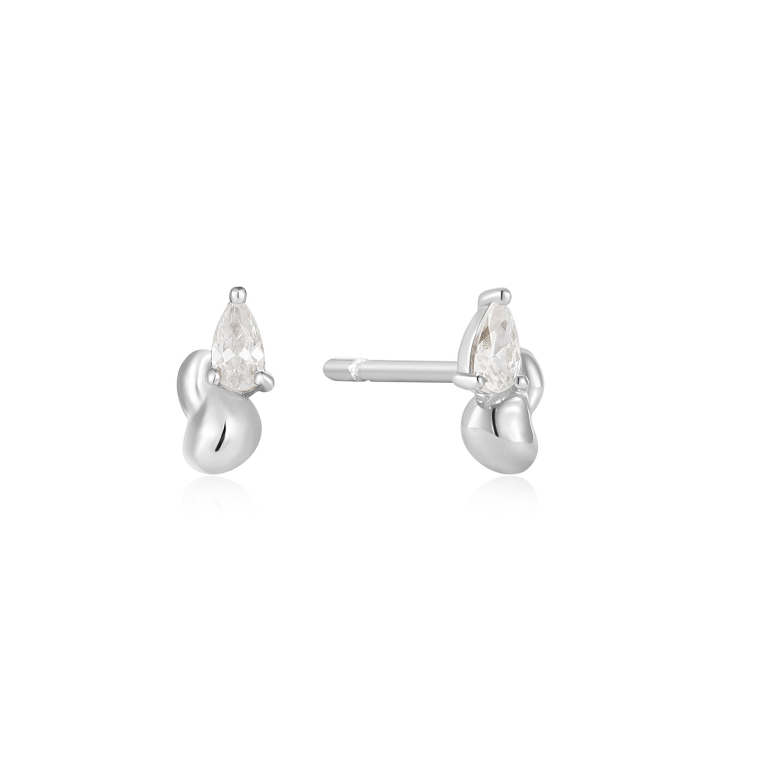 AH E050-02H Taking Shape
Een trendy kijk op klassieke oorknopjes, deze unieke oorknopjes combineren grof gedraaid zilver met peervormige zirkonia voor een sprankelende aanvulling op je dagelijkse sieradencollectie. Deze chique oorknopjes zijn gemaakt van zilver en zijn de ultieme manier om een ââminimalistische look naar een hoger niveau te tillen. Draag gewoon op zichzelf, of combineer met meerdere andere sieraden van Ania Haie. 

HET MERK
GeÃ¯nspireerd door de laatste fashion trends is Ania Haie het toonaangevende sieradenmerk voor hoogkwalitatieve maar ook betaalbare zilveren sieraden, zonder op de kwaliteit in te leveren. Iedere collectie is gebaseerd op de laatste catwalktrends, waardoor Ania Haie snel tot hÃ©t sieradenmerk voor stijlbewuste consumenten is verkozen. Elk sieraad wordt ontworpen om te combineren met andere sieraden waardoor je je eigen look kunt creÃ«ren. Maar ook zijn Ania Haie sieraden opvallend genoeg om op zichzelf te dragen. 

SPECIFICATIES
- Silver Twisted Wave Stud Earring 
- Oorknoppen
- 925 zilver gerodineerd
- Zirkonia
- AH E050-02H