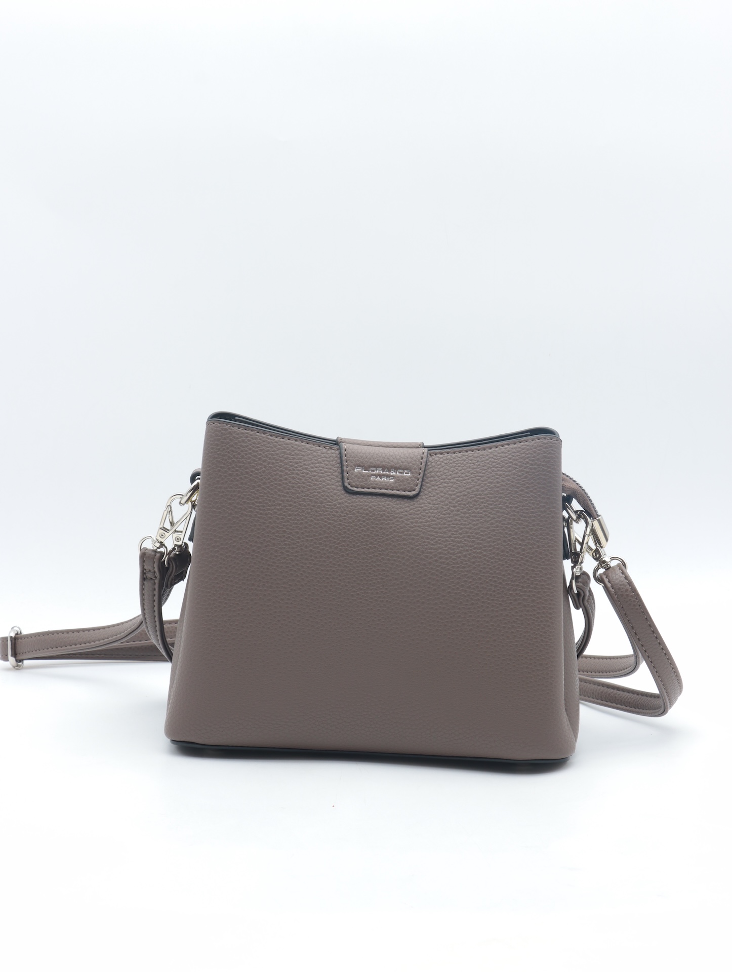 De Flora&Co crossbody tas, modelnummer F2548-taupe foncee, is een stijlvolle en functionele keuze. Deze tas valt onder de categorie CROSSBODY_BAGS en biedt gemak bij dagelijks gebruik. Draag de tas schuin over je lichaam voor een casual uitstraling, of stijlvol over één schouder voor een elegante look. Perfect voor elke gelegenheid.

Afmetingen:
Hoogte 19cm x breed 21cm x diep 11cm