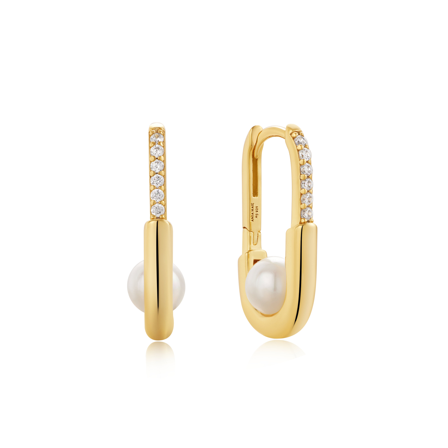 Omarm een nieuwe parel look met deze gouden parel oorringen, afgewerkt in een eigentijds ovaal silhouet. Elke ring heeft een rij glinsterende zirkonia's en een chique parel die netjes in de ronding is genesteld. Gemaakt van 14kt verguld sterlingzilver. Draag de jouwe alleen of stapel ze op elkaar met gouden oorringen.

HET MERK
Geïnspireerd door de laatste fashion trends is Ania Haie het toonaangevende sieradenmerk voor hoogkwalitatieve maar ook betaalbare zilveren sieraden, zonder op de kwaliteit in te leveren. Iedere collectie is gebaseerd op de laatste catwalktrends, waardoor Ania Haie snel tot hét sieradenmerk voor stijlbewuste consumenten is verkozen. Elk sieraad wordt ontworpen om te combineren met andere sieraden waardoor je je eigen look kunt creëren. Maar ook zijn Ania Haie sieraden opvallend genoeg om op zichzelf te dragen.

SPECIFICATIES
- Ania Haie
- Oorsieraad
- 925 zilver met gold plating
- Parel
- AH E054-04G