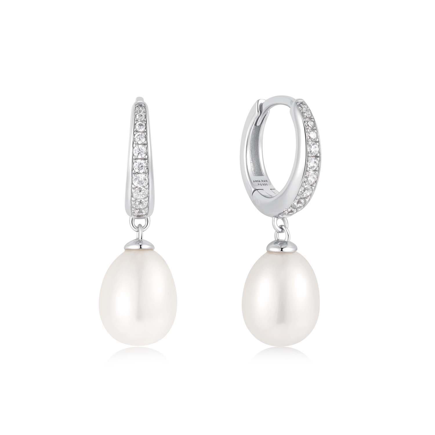 Deze STUD_EARRINGS van Ania Haie zijn gemaakt van sterling zilver met een elegante oorknopontwerp. De stralende hanger voegt een vleugje glamour toe aan elke look. De beste manier om ze te dragen is solo voor een minimalistische uitstraling of te combineren met andere oorbelletjes voor een trendy en gepersonaliseerde stijl. Ontdek jouw unieke look met deze tijdloze oorsieraden!