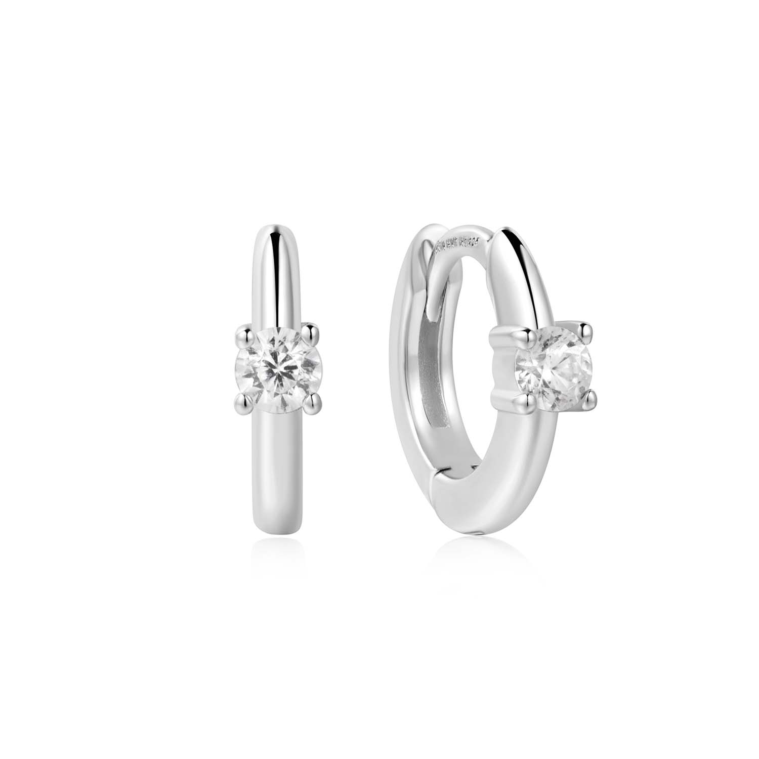 AH E061-03H
 Het zit hem allemaal in het detail als het gaat om deze prachtig bewerkte cubic zirkonia oorringen. Een slimme manier om een beetje glans in je alledaagse look te verwerken. Stijl ze met eenvoudige bijpassende studs en voeg een grotere hoepel toe voor een trendy look.

HET MERK
Geïnspireerd door de laatste fashion trends is Ania Haie het toonaangevende sieradenmerk voor hoogkwalitatieve maar ook betaalbare zilveren sieraden, zonder op de kwaliteit in te leveren. Iedere collectie is gebaseerd op de laatste catwalktrends, waardoor Ania Haie snel tot hét sieradenmerk voor stijlbewuste consumenten is verkozen. Elk sieraad wordt ontworpen om te combineren met andere sieraden waardoor je je eigen look kunt creëren. Maar ook zijn Ania Haie sieraden opvallend genoeg om op zichzelf te dragen.

SPECIFICATIES
- Ania Haie
- Oorring Zirkonia
- 925 zilver met gold/ rhodium plating
- Lengte 6,5mm
- AH E061-03H