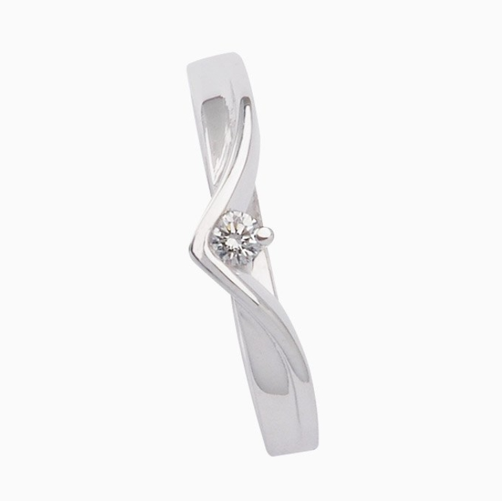 De Eclat ring is een verfijnde gouden ring met een VVS1 diamant van hoge zuiverheid. De ringmaat is 59. Deze schitterende ring voegt een vleugje elegantie toe aan elke outfit en is perfect voor speciale gelegenheden of dagelijks gebruik. Draag het als een blikvanger en laat je stijl stralen.