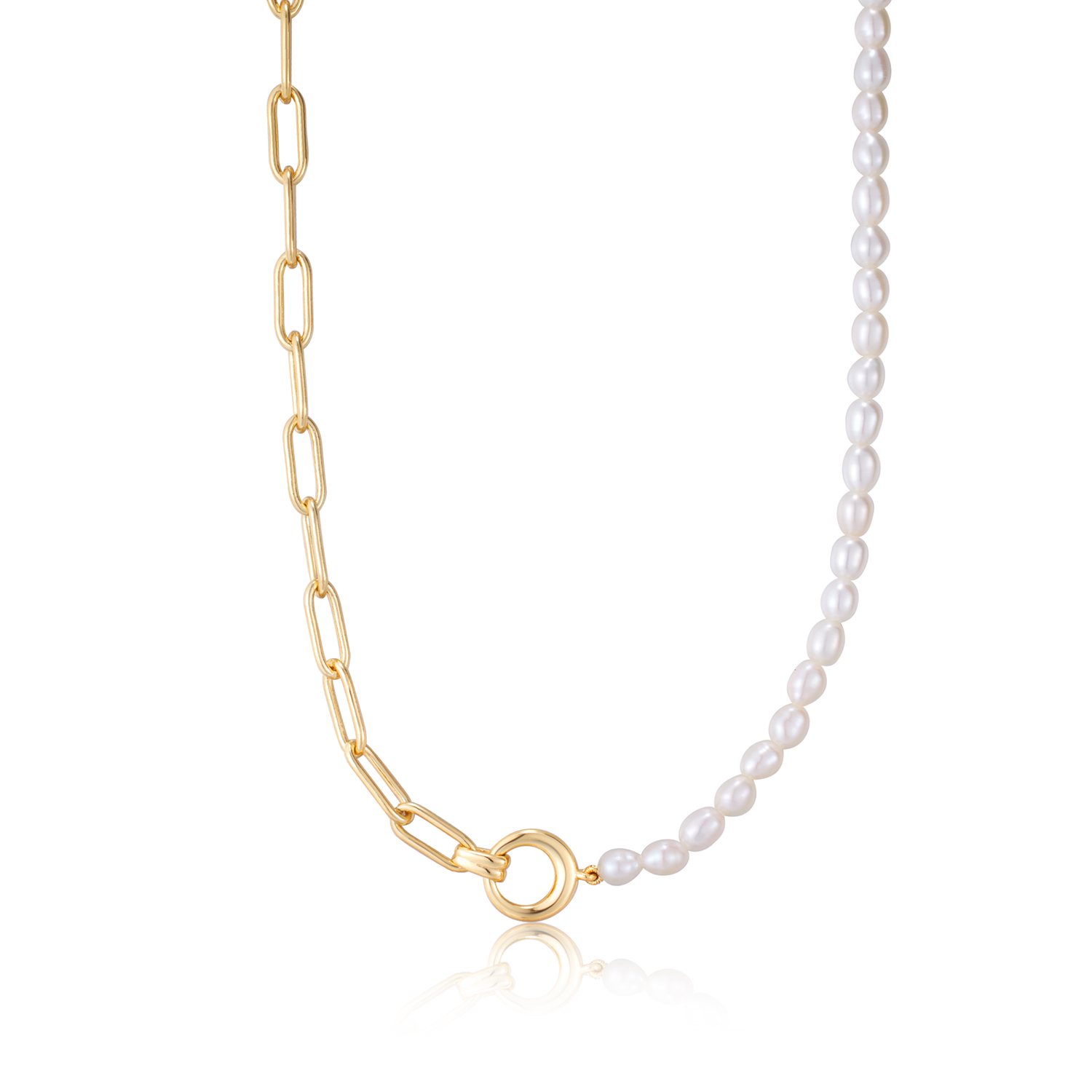 Productbeschrijving
Maak dit seizoen een statement met deze ketting, die een rij prachtige parels combineert met ankerschakels. De perfecte balans tussen stoer en vrouwelijk! Style de jouwe solo of stapel met meerdere kettingen voor een gelaagde look.