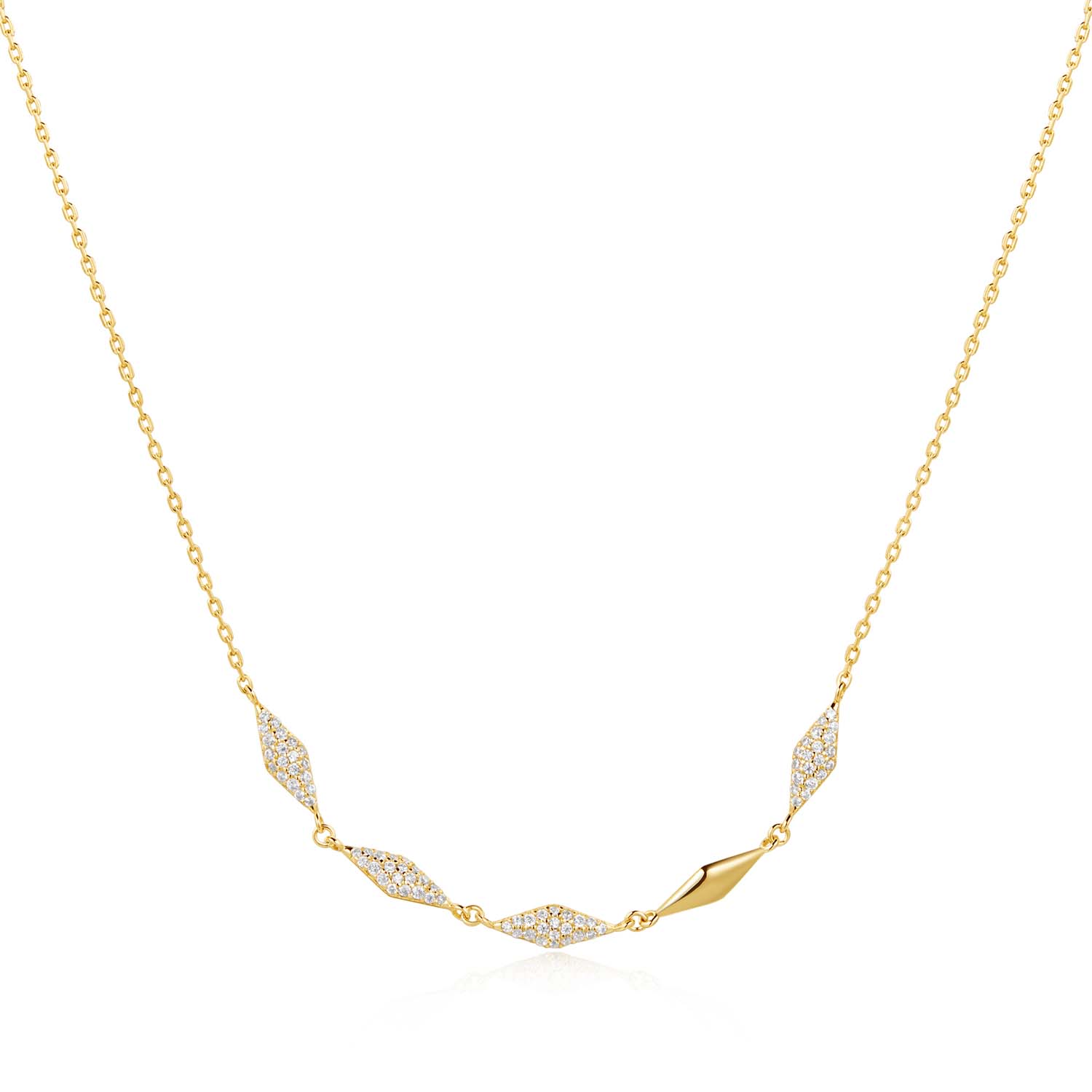 AH N061-06G
Omarm de hardwaretrend van dit seizoen met een vleugje glamour door deze prachtige schakelketting. Doordrenkt met schitterende zirkonia steentjes, bieden deze stukken een luxueuze update aan je alledaagse look. Geschikt om een verfijnde glans toe te voegen aan je kleding voor overdag of om je avondensemble mee op te fleuren. De delicate ketting brengt verfijning prachtig in balans met een vleugje sprankeling.

HET MERK
Geïnspireerd door de laatste fashion trends is Ania Haie het toonaangevende sieradenmerk voor hoogkwalitatieve maar ook betaalbare zilveren sieraden, zonder op de kwaliteit in te leveren. Iedere collectie is gebaseerd op de laatste catwalktrends, waardoor Ania Haie snel tot hét sieradenmerk voor stijlbewuste consumenten is verkozen. Elk sieraad wordt ontworpen om te combineren met andere sieraden waardoor je je eigen look kunt creëren. Maar ook zijn Ania Haie sieraden opvallend genoeg om op zichzelf te dragen.

SPECIFICATIES
- Ania Haie
- Collier met zirkonia
- 925 zilver met gold/ rhodium plating
- Lengte 45cm
- AH N061-06G