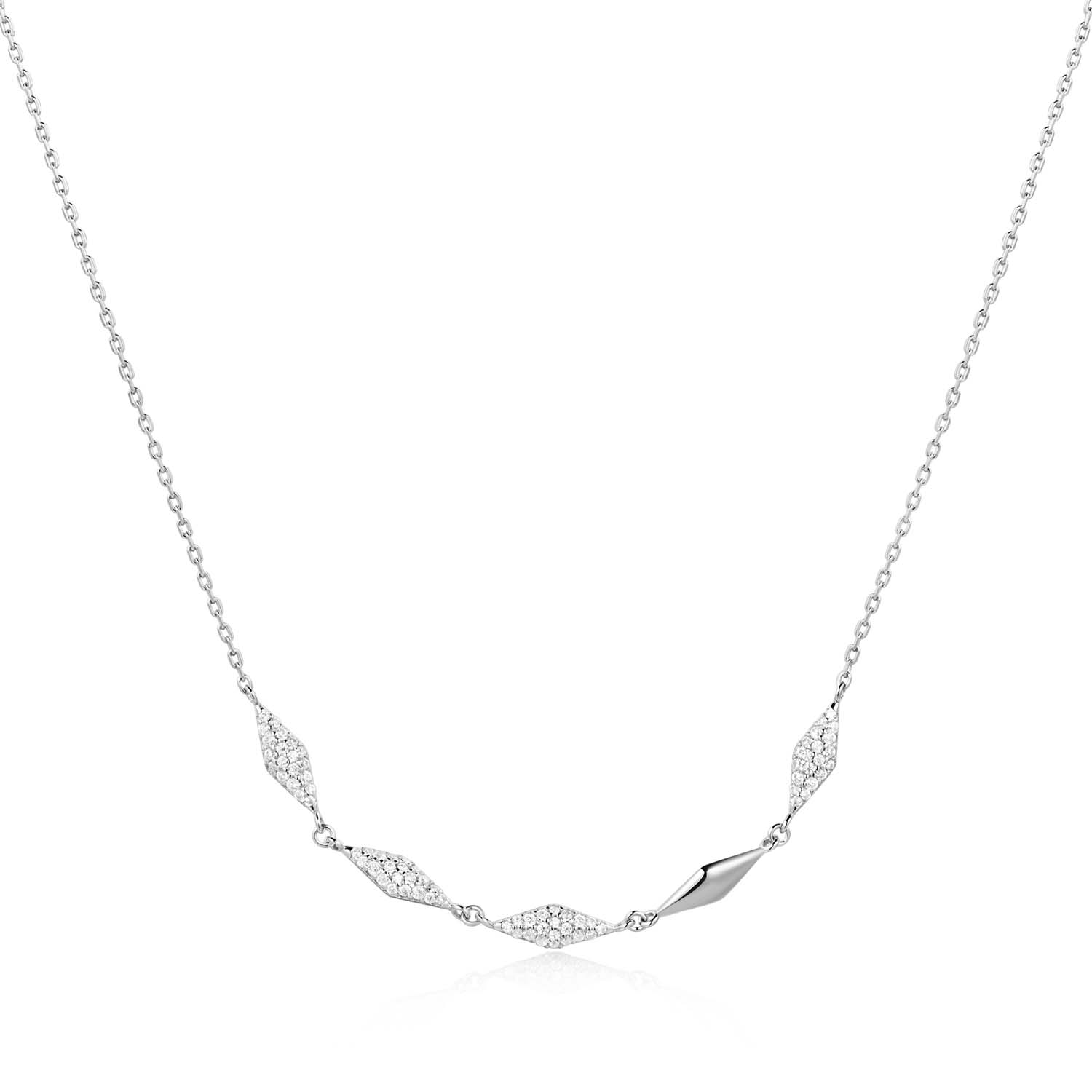 AH N061-06H
Omarm de hardwaretrend van dit seizoen met een vleugje glamour door deze prachtige schakelketting. Doordrenkt met schitterende zirkonia steentjes, bieden deze stukken een luxueuze update aan je alledaagse look. Geschikt om een verfijnde glans toe te voegen aan je kleding voor overdag of om je avondensemble mee op te fleuren. De delicate ketting brengt verfijning prachtig in balans met een vleugje sprankeling.

HET MERK
Geïnspireerd door de laatste fashion trends is Ania Haie het toonaangevende sieradenmerk voor hoogkwalitatieve maar ook betaalbare zilveren sieraden, zonder op de kwaliteit in te leveren. Iedere collectie is gebaseerd op de laatste catwalktrends, waardoor Ania Haie snel tot hét sieradenmerk voor stijlbewuste consumenten is verkozen. Elk sieraad wordt ontworpen om te combineren met andere sieraden waardoor je je eigen look kunt creëren. Maar ook zijn Ania Haie sieraden opvallend genoeg om op zichzelf te dragen.

SPECIFICATIES
- Ania Haie
- Collier met zirkonia
- 925 zilver met gold/ rhodium plating
- Lengte 45cm
- AH N061-06H