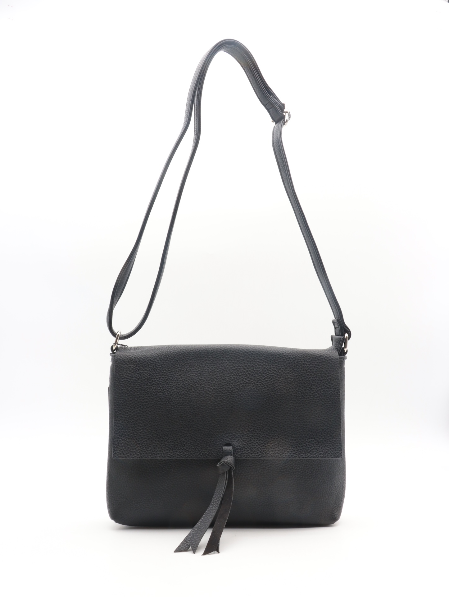 De Flora&Co crossbody zwart F8044 (modelnummer F8044-zwart) is een stijlvolle crossbody tas die perfect past bij elke gelegenheid. Met zijn compacte ontwerp is hij ideaal voor dagelijks gebruik. Draag hem schuin over je lichaam voor maximaal comfort en een moderne uitstraling. Een perfecte aanvulling op je accessoirecollectie!

- Categorie: Tassen
- Tas type: Crossbody tassen

Afmetingen:
Hoogte 20cm x breed 26cm x diep 7cm