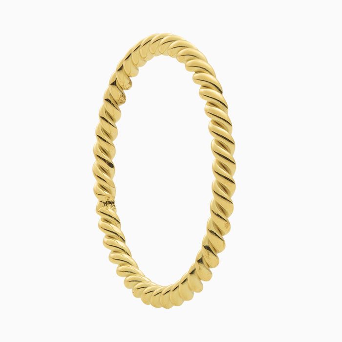 De 14krt gouden koordring van is een verfijnd sieraad behorend tot de categorie juwelen, specifiek een ring. Deze ring, met een breedte van 1.7mm, straalt elegantie uit. Draag hem solo voor een subtiele look of combineer met andere ringen voor een trendy gelaagd effect. Perfect voor elke gelegenheid.