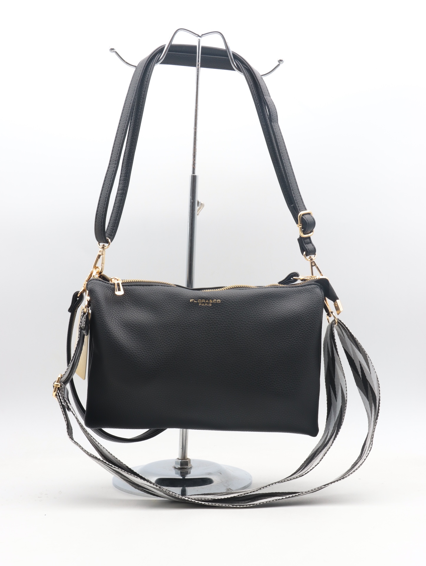 De Flora&Co crossbody tas in het zwart, modelnummer F6936-NOIR, is een stijlvolle en praktische keuze binnen de categorie tassen. Met zijn compacte ontwerp biedt deze crossbody tas gemak en elegantie, ideaal voor dagelijks gebruik. Draag hem diagonaal over je lichaam voor comfort en een moeiteloze, trendy look. Perfect voor elke gelegenheid!

Is voorzien van drie compartimenten en maar liefst drie verschillende schouderriemen.

Afmetingen:
Hoogte 19cm x breed 28cm x diep 9cm