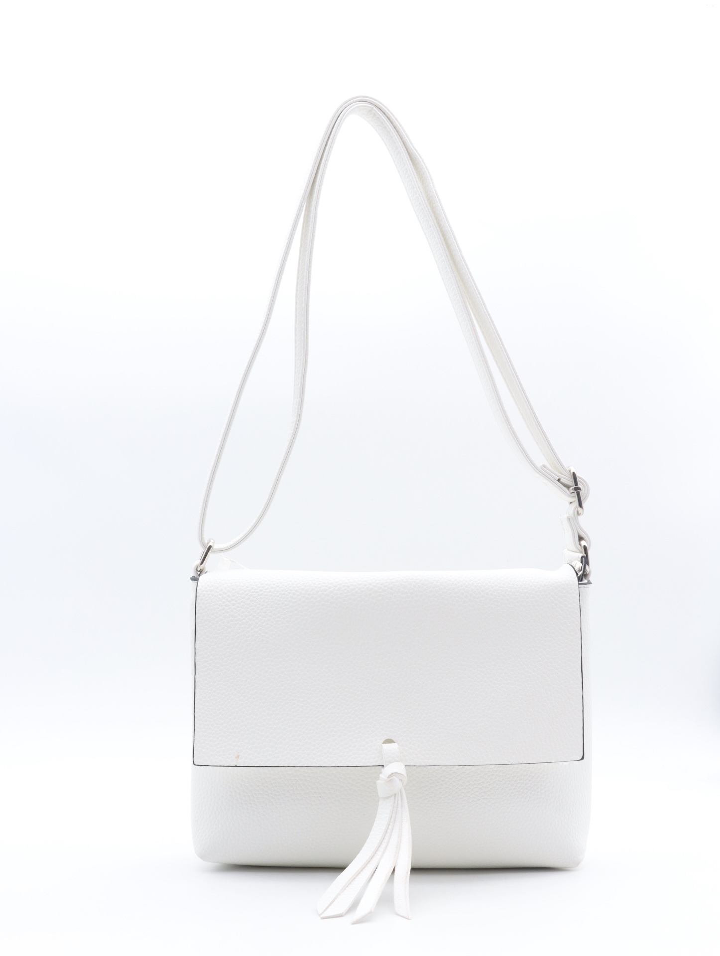 De Flora&Co crossbody wit F8044 (modelnummer F8044-wit is een stijlvolle crossbody tas die perfect past bij elke gelegenheid. Met zijn compacte ontwerp is hij ideaal voor dagelijks gebruik. Draag hem schuin over je lichaam voor maximaal comfort en een moderne uitstraling. Een perfecte aanvulling op je accessoirecollectie!

- Categorie: Tassen
- Tas type: Crossbody tassen

Afmetingen:
Hoogte 20cm x breed 26cm x diep 7cm