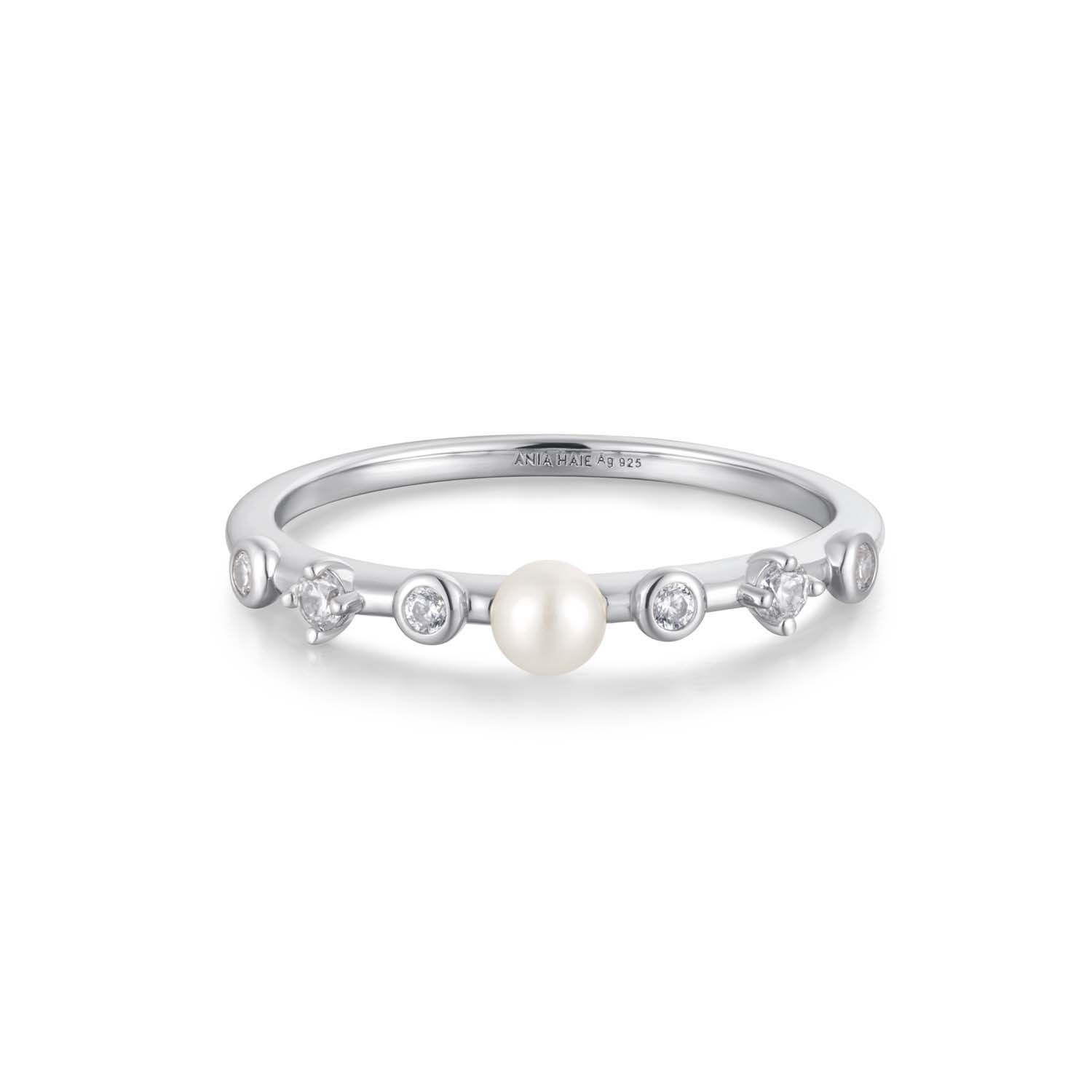 Geef je outfit een unieke sprankeling met onze opvallende ring in sterling zilver. Met een zoetwaterparel in het midden en kubieke zirkonia's aan weerszijden is hij ontworpen om jarenlang een statement te zijn.

HET MERK
Geïnspireerd door de laatste fashion trends is Ania Haie het toonaangevende sieradenmerk voor hoogkwalitatieve maar ook betaalbare zilveren sieraden, zonder op de kwaliteit in te leveren. Iedere collectie is gebaseerd op de laatste catwalktrends, waardoor Ania Haie snel tot hét sieradenmerk voor stijlbewuste consumenten is verkozen. Elk sieraad wordt ontworpen om te combineren met andere sieraden waardoor je je eigen look kunt creëren. Maar ook zijn Ania Haie sieraden opvallend genoeg om op zichzelf te dragen.

SPECIFICATIES
- Ania Haie
- Ring
- 925 zilver met gold/ rhodium plating
- Maat 58
- AH R058-04H