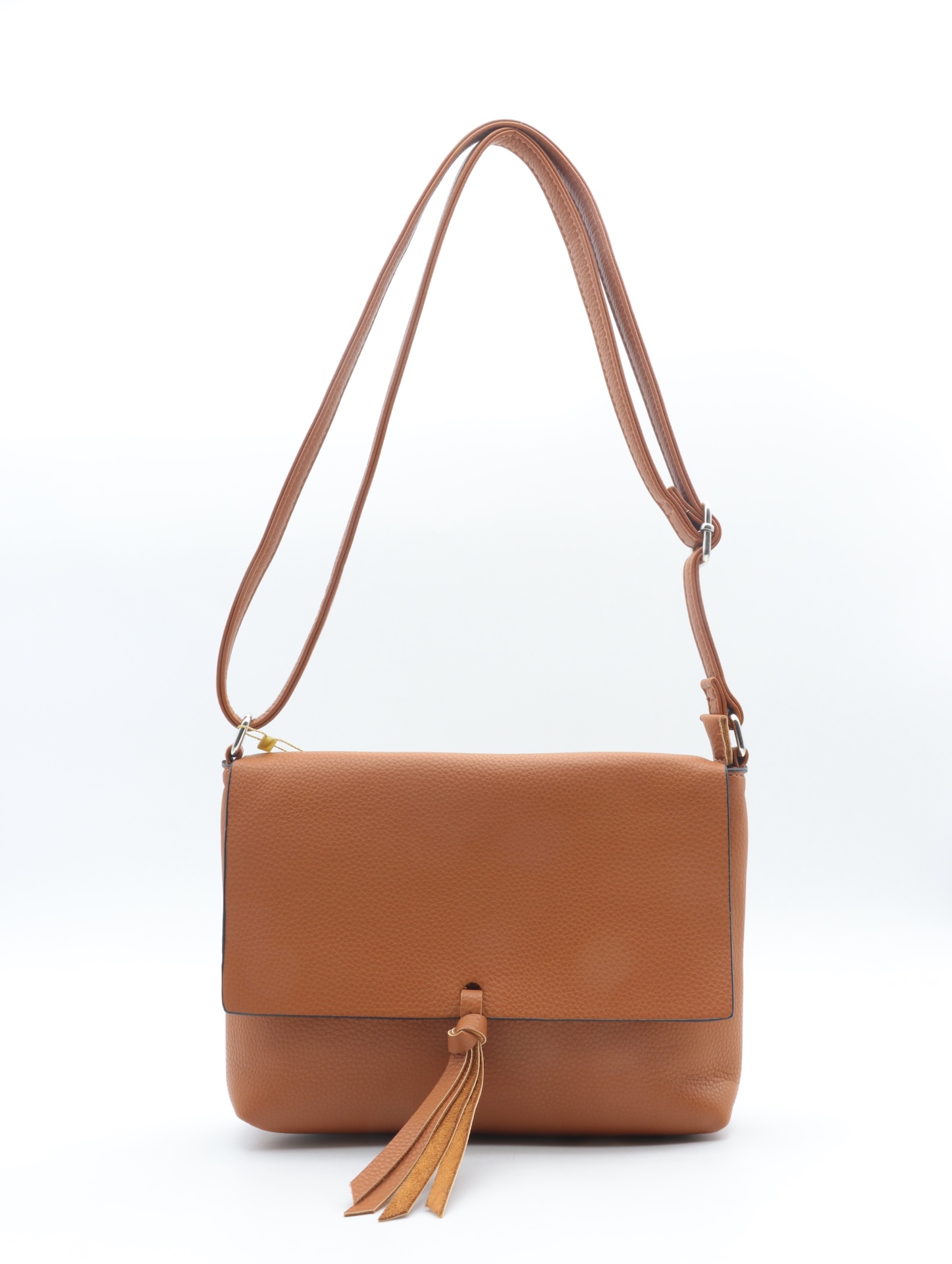 De Flora&Co crossbody camel F8044 (modelnummer F8044-camel is een stijlvolle crossbody tas die perfect past bij elke gelegenheid. Met zijn compacte ontwerp is hij ideaal voor dagelijks gebruik. Draag hem schuin over je lichaam voor maximaal comfort en een moderne uitstraling. Een perfecte aanvulling op je accessoirecollectie!

- Categorie: Tassen
- Tas type: Crossbody tassen

Afmetingen:
Hoogte 20cm x breed 26cm x diep 7cm