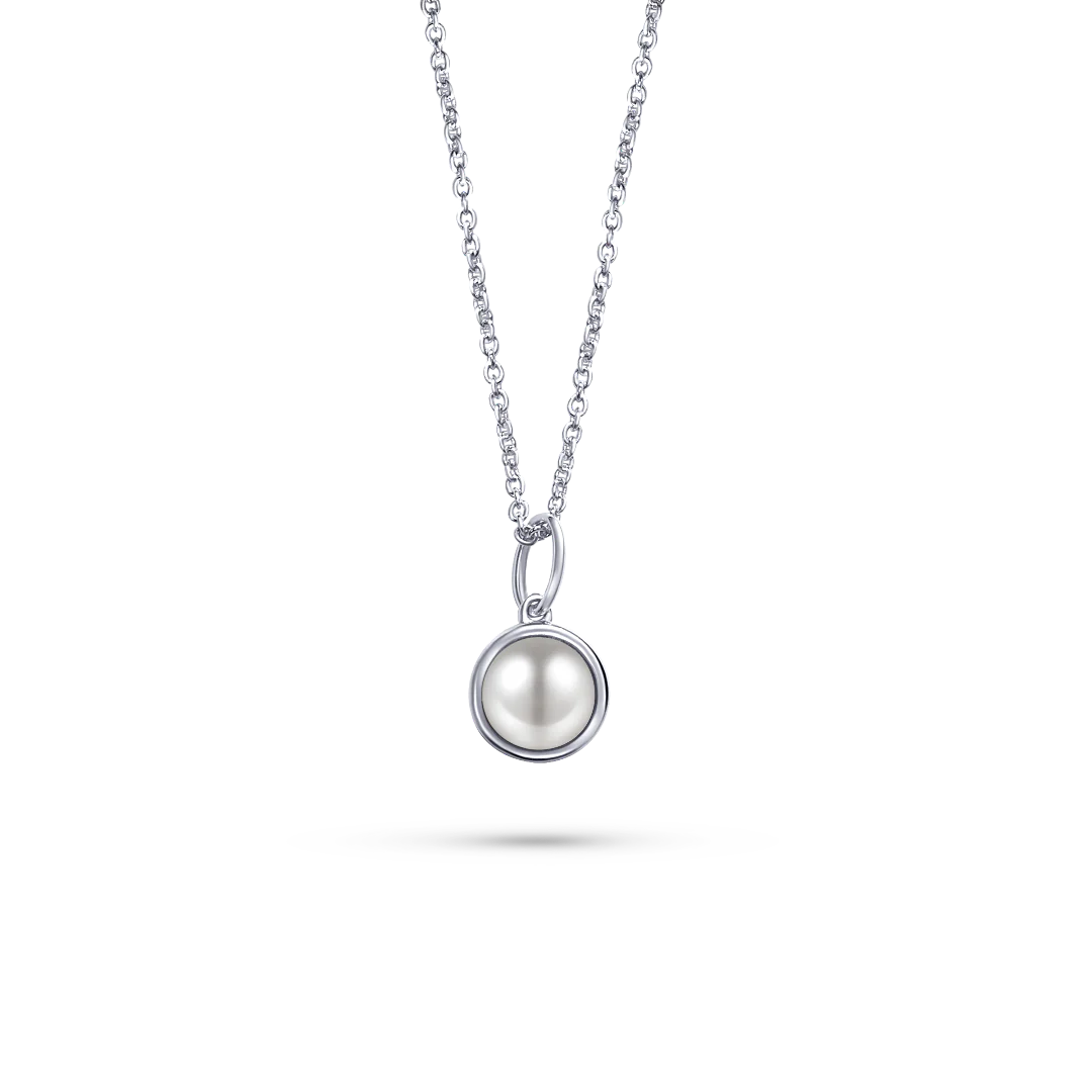 De Gisser collier is een verfijnde zilveren halsketting met een platte parel, verstelbaar van 42 tot 45 cm. Dit stijlvolle sieraad voegt elegantie toe aan elke outfit. Draag het op een formele gelegenheid of combineer het met je dagelijkse kleding voor een subtiele touch van klasse en verfijning.