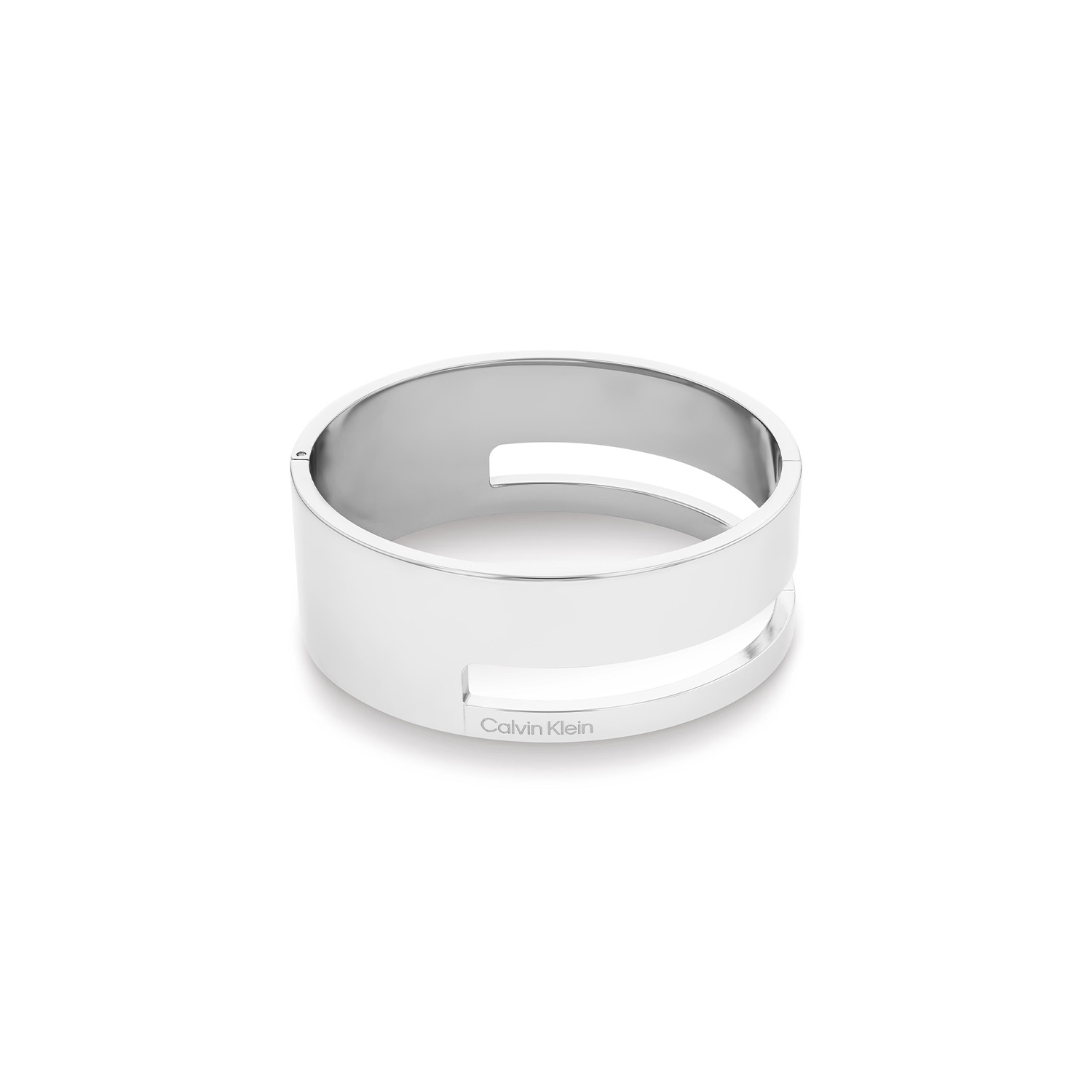Calvin Klein CJ35000674 Dames Bangle Staal
Deze stalen dames bangle van Calvin Klein met nr CJ35000674 heeft een strak uiterlijk. De zilverkleurige stijve armband heeft een uitsparing bovenop, is glimmend en geschikt voor een pols van 17,5cm, met open onderkant is de maat iets aan te passen. Leuk te combineren met andere sieraden uit de serie van Calvin Klein.

OVER CALVIN KLEIN
Calvin Klein is een wereldwijd lifestylemerk dat gewaagde, vooruitstrevende idealen en een verleidelijke, vaak minimalistische, esthetiek nastreeft. Calvin Klein werd groot in de jaren 70 door haar mode- en merkjeans collecties. In de jaren 80 lanceerde Calvin Klein haar spraakmakende ondergoed dat uitdrukkelijk van logo ’s voorzien was. Vanwege het grote succes is het merk ook succesvol uitgerold in Accessoires, Parfums, Home, Brillen, Golf, Horloges en Sieraden.
Sinds de oprichting in 1968 door Calvin Klein, heeft het merk haar reputatie opgebouwd als leider in de Amerikaanse mode, dankzij een cleane esthetiek en innovatieve ontwerpen. Calvin Klein wil haar publiek verleiden en inspireren door middel van provocerende beelden en opvallende ontwerpen die prikkelen. 

SPECIFICATIES:
- Stalen dames bangle
- 17,5cm
- Zilverkleurig
- Glimmend