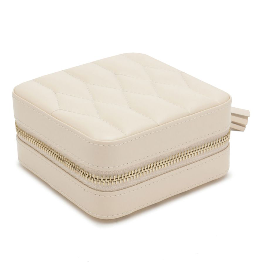 De belichaming van verfijning en stijl. De Caroline Zip Travel Case maakt het veilig bewaren van uw sieraden onderweg een fluitje van een cent.
