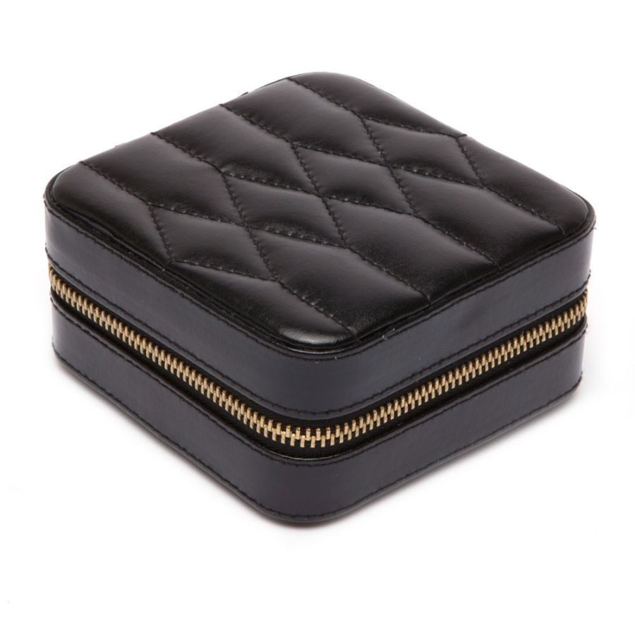 De belichaming van verfijning en stijl. De Caroline Zip Travel Case maakt het veilig bewaren van uw sieraden onderweg een fluitje van een cent.
