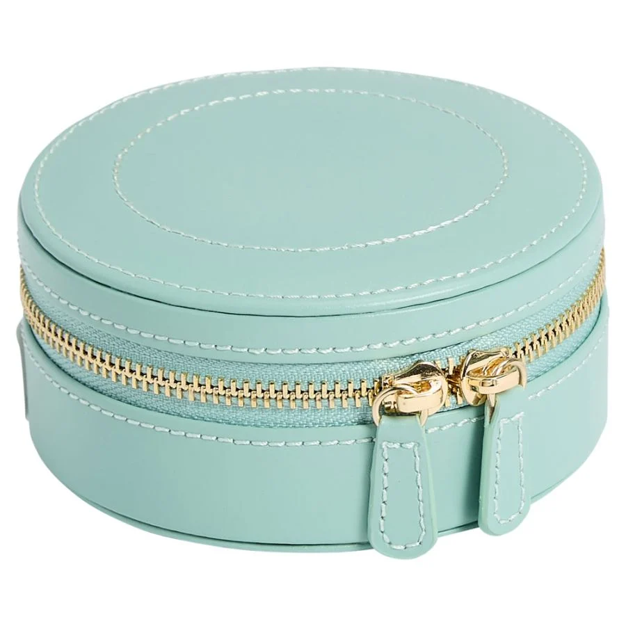 Klassiek ontmoet hedendaags met de Sophia-collectie. De Sophia Round Zip Case is ontworpen om sieraden te beschermen met stijl en functionaliteit in gedachten.