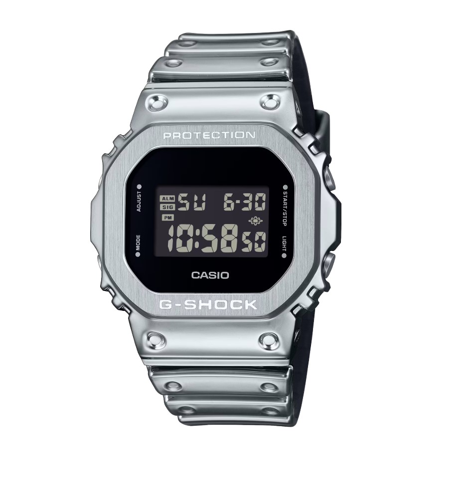 G-STEEL FINE METALLIC SERIE: gedurfd ontmoet verfijnde glans in monochromatisch zilveren kleurenschema.
De monochrome esthetiek combineert een zilverkleurige metalen bezel met een nieuw ontwikkelde siliconen band in dezelfde kleur. Het oppervlak van de band is beschermd met een urethaanlaag die is afgewerkt met zilverdamp voor een metallic glans in een band die geweldig aanvoelt tegen de huid. Zacht en comfortabel om te dragen, met een glitterende metalen look, zijn deze horloges mode-items die je overal mee naartoe nemen.