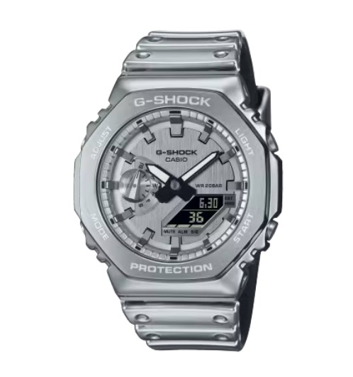 G-STEEL FINE METALLIC SERIE: gedurfd ontmoet verfijnde glans in monochromatisch zilveren kleurenschema.
De monochrome esthetiek combineert een zilverkleurige metalen bezel met een nieuw ontwikkelde siliconen band in dezelfde kleur. Het oppervlak van de band is beschermd met een urethaanlaag die is afgewerkt met zilverdamp voor een metallic glans in een band die geweldig aanvoelt tegen de huid. Zacht en comfortabel om te dragen, met een glitterende metalen look, zijn deze horloges mode-items die je overal mee naartoe nemen.