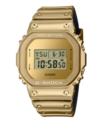 G-STEEL FINE METALLIC SERIE: gedurfd ontmoet verfijnde glans in monochromatisch gouden kleurenschema.
De monochrome esthetiek combineert een goudkleurige metalen bezel met een nieuw ontwikkelde siliconen band in dezelfde kleur. Het oppervlak van de band is beschermd met een urethaanlaag die is afgewerkt met gouddamp voor een metallic glans in een band die geweldig aanvoelt tegen de huid. Zacht en comfortabel om te dragen, met een glitterende metalen look, zijn deze horloges mode-items die je overal mee naartoe nemen.
