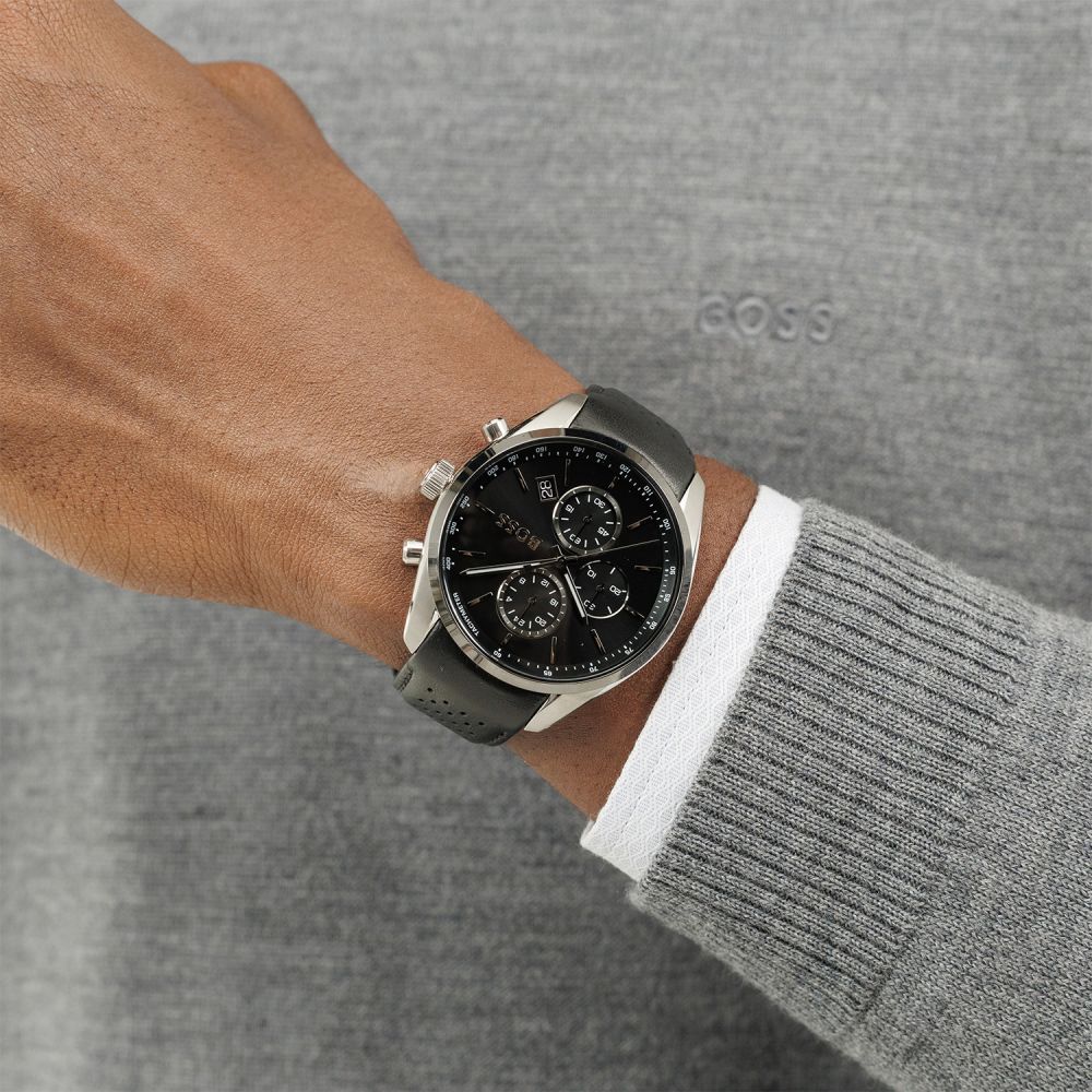 Op zoek naar een stijlvol horloge dat zowel trendy als tijdloos is? Dan is de HUGO BOSS GRAND PRIX 44MM HB1514224 het perfecte horloge voor jou. Dit prachtige horloge heeft een analoge tijdaanduiding en werkt op een betrouwbaar quartz uurwerk, wat ervoor zorgt dat je altijd precies de tijd bij de hand hebt.

Met een diameter van 44 mm en een hoogte van 11 mm heeft dit horloge een stoere en robuuste uitstraling. De ronde behuizing is zilverkleurig en gemaakt van hoogwaardig roestvrij staal, wat zorgt voor een luxe uitstraling en duurzaamheid. De zwarte wijzerplaat en het mineraalglas geven het horloge een chique en moderne look.

De zwarte lederen band zorgt voor een comfortabele pasvorm en maakt dit horloge perfect voor zowel formele als informele gelegenheden. De HUGO BOSS GRAND PRIX 44MM HB1514224 beschikt over een handige datumweergave en is waterdicht tot 5 bar, wat betekent dat je er gerust mee kunt douchen.

De gespsluiting zorgt ervoor dat het horloge makkelijk om en af te doen is, terwijl de kwaliteit en vakmanschap van het merk Hugo Boss ervoor zorgen dat je jarenlang plezier zult hebben van dit prachtige horloge. Als officieel Hugo Boss verkooppunt kunnen wij garanderen dat je een origineel en authentiek product in handen krijgt.

Kortom, de HUGO BOSS GRAND PRIX 44MM HB1514224 is een must-have voor iedereen die op zoek is naar een horloge van topkwaliteit met een tijdloos design. Bestel hem vandaag nog en ervaar zelf de luxe en klasse die dit horloge uitstraalt.