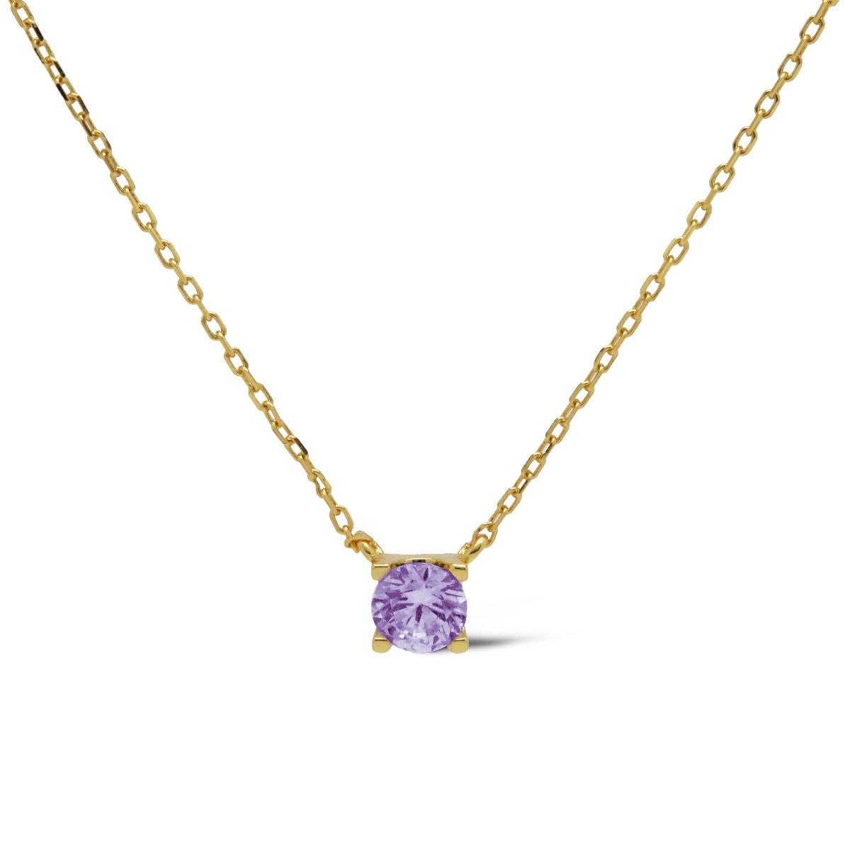 De Karma collier TESS Goldplated LAVENDER is een prachtige gouden ketting met lavendelkleurige accenten. Het is een veelzijdig sieraad dat elke outfit elegantie geeft. Draag het als opvallend stuk op een eenvoudige blouse of combineer het met andere halskettingen voor een gelaagde look. Perfect voor zowel dagelijks gebruik als speciale gelegenheden.