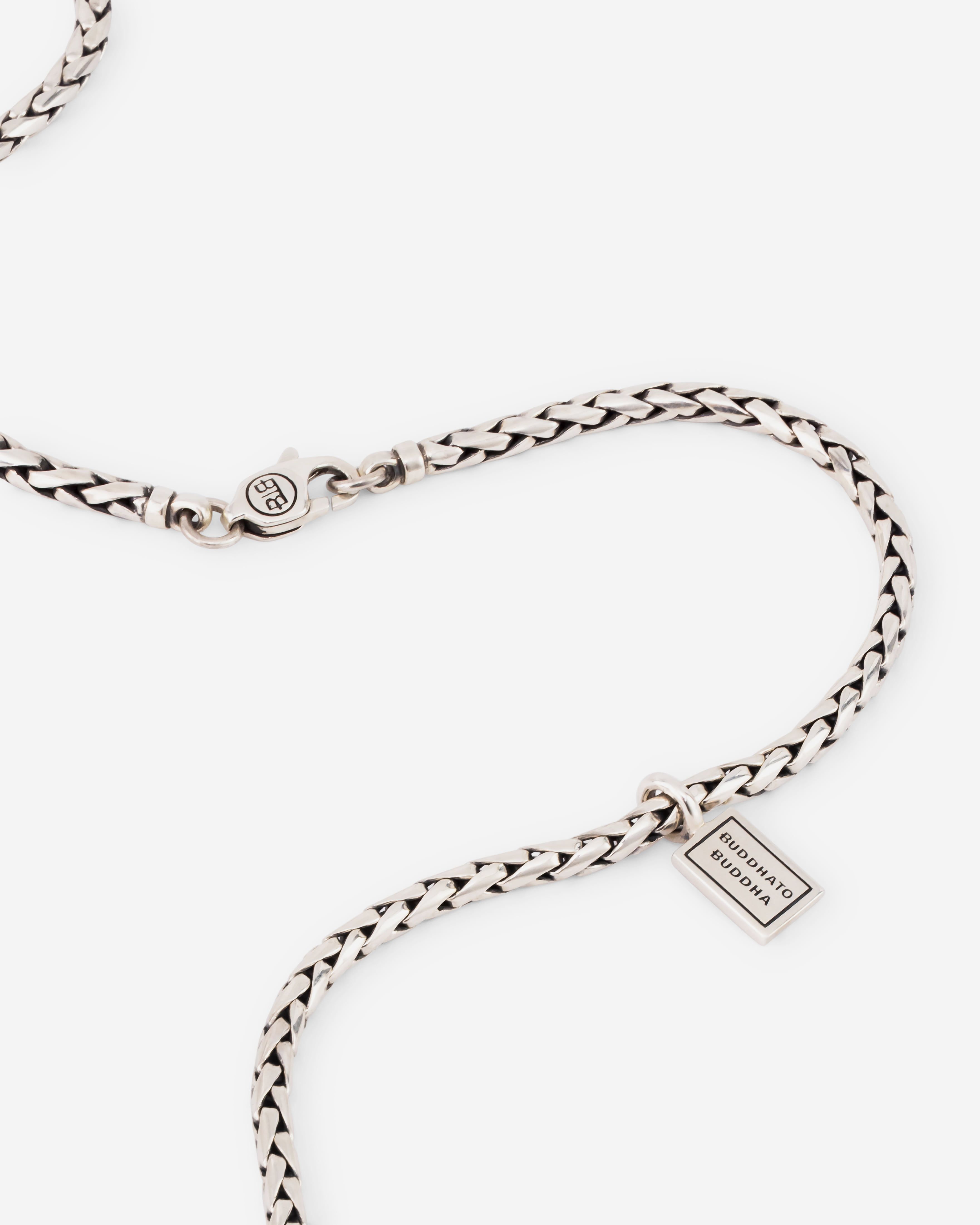 Buddha to Buddha staat voor unieke, handgemaakte sieraden met een tijdloze, robuuste uitstraling. De sieraden, zoals ringen, armbanden en kettingen, zijn herkenbaar aan hun gevlochten en karakteristieke designs.