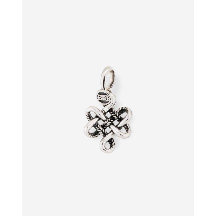 De Endless Knot XS Hanger is een meesterwerk van betekenis en design. Deze sierlijke hanger, zorgvuldig gemaakt van gerecycled zilver, staat voor oneindige connectie. Het tijdloze ontwerp, ge&iuml;nspireerd door de eindeloze knoop, een eeuwenoud symbool, is een viering van harmonie, continu&iuml;teit en oneindigheid. Ontworpen in Amsterdam en met passie handgemaakt in Zuidoost-Azi&euml;, is deze hanger een subtiele herinnering aan de schoonheid en complexiteit van het leven.