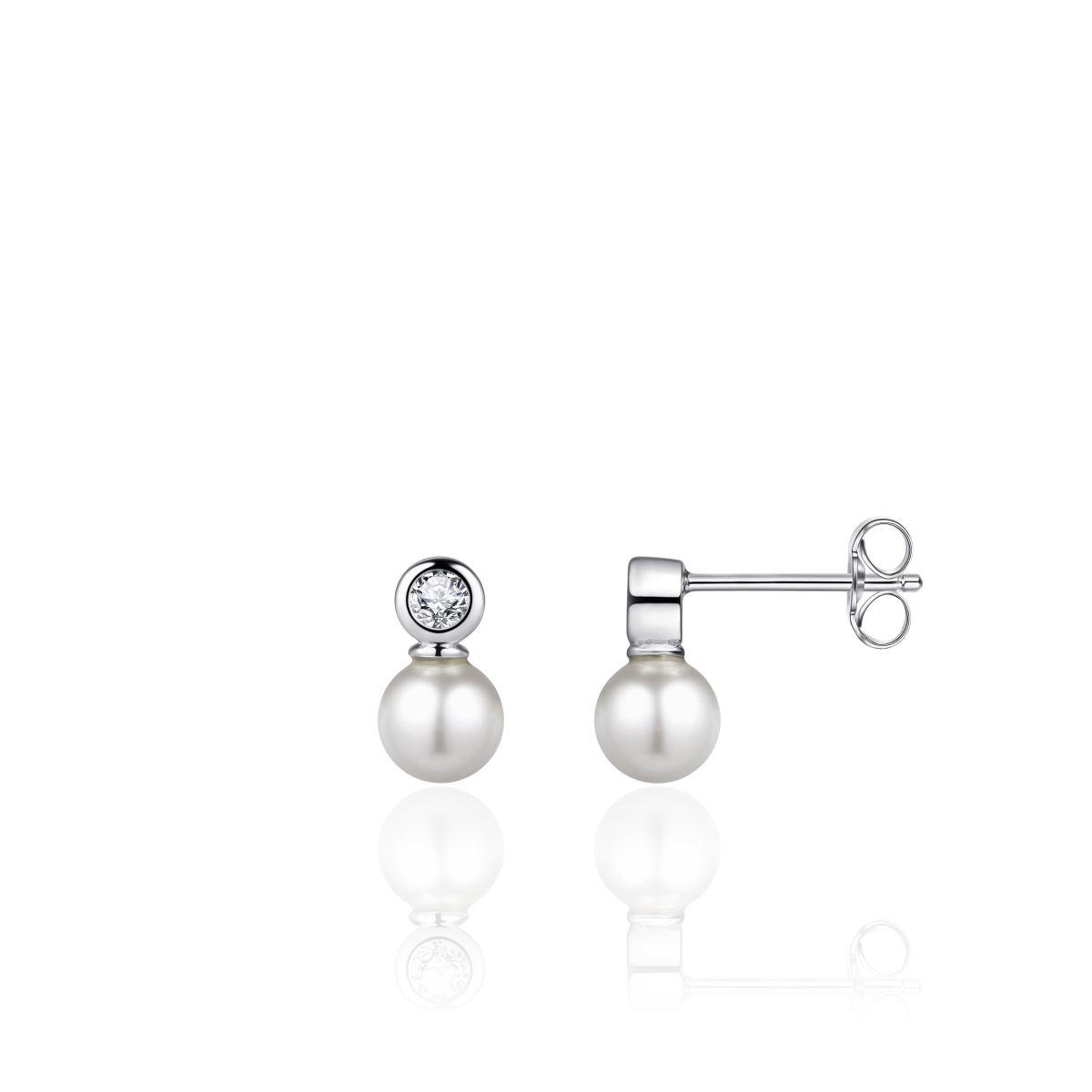 Stijlvolle zilveren stekers met zirconia en parel. Perfect voor elke gelegenheid, deze oorbellen voegen een vleugje elegantie toe aan je look. Ideaal om te combineren met een avondjurk of zakelijke outfit. Draag ze solo voor een subtiele uitstraling of in combinatie met andere sieraden voor extra glamour. 