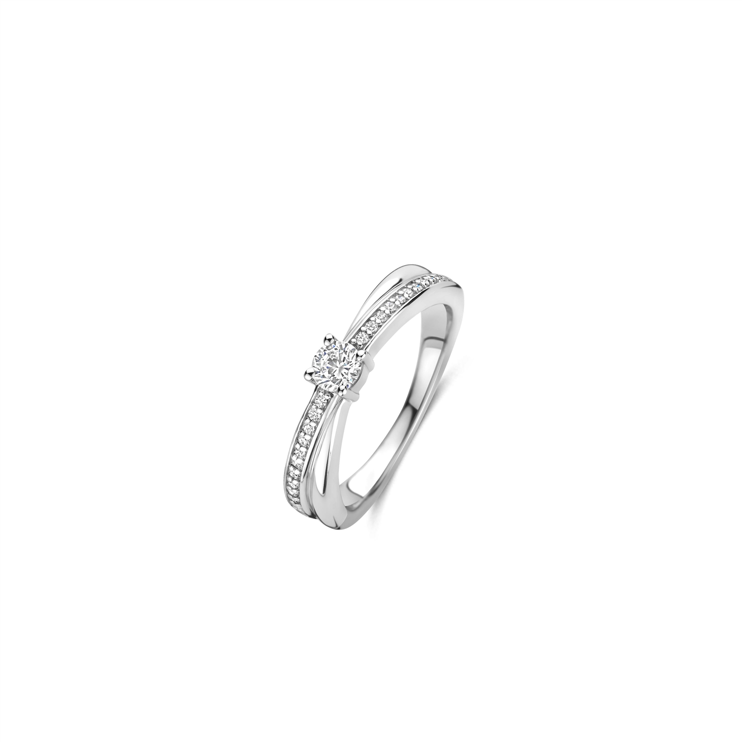 Deze elegante ring, modelnummer 12374ZI/54, is gemaakt van 925 sterling zilver en bevat schitterende zirconia's. De ring heeft een diameter van 17,25 mm en een breedte van 4 mm, met een verfijnde zilverkleurige afwerking. Perfect voor dagelijks dragen of speciale gelegenheden. Combineer met andere zilveren sieraden voor een verfijnde look.