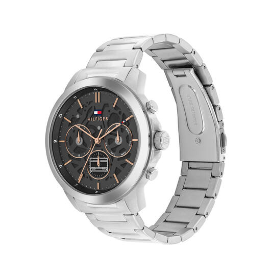 Dit Tommy Hilfiger herenhorloge heeft een quartz uurwerk en een grijze wijzerplaat met mineraalglas. De roestvrijstalen kast van 43 mm en zilverkleurige band van 21 mm geven het een moderne uitstraling. Voorzien van een vouwsluiting en waterbestendig tot 5 ATM. Een tijdloos accessoire voor jarenlang draagplezier!